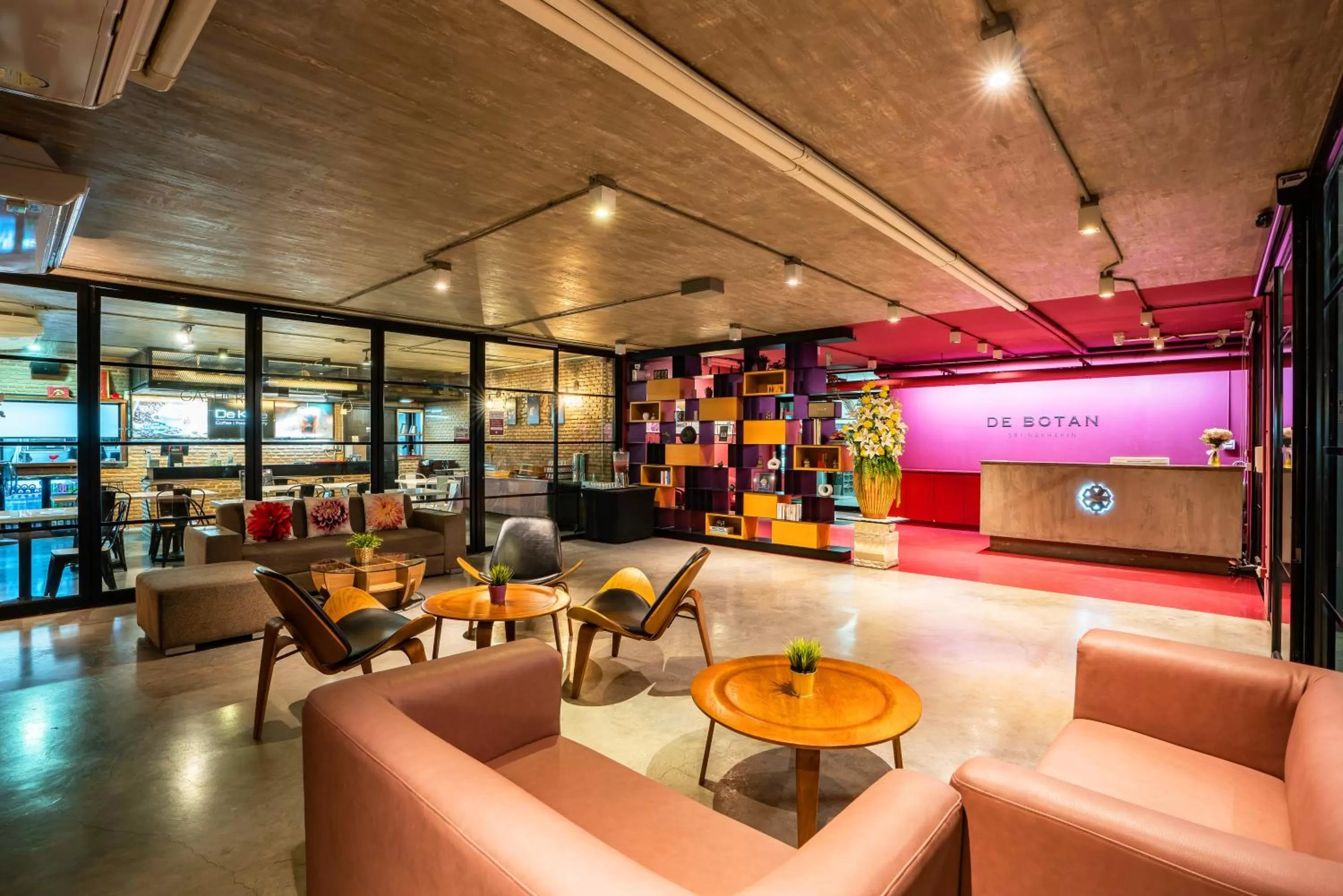 Lobby or reception in De Botan Srinakarin Hotel & Residence