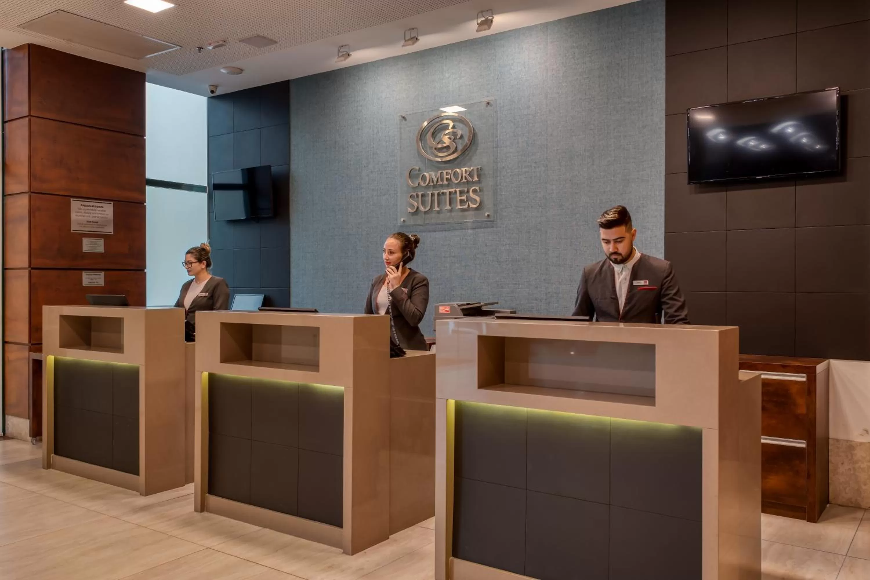 Lobby or reception in Comfort Suítes Vitória