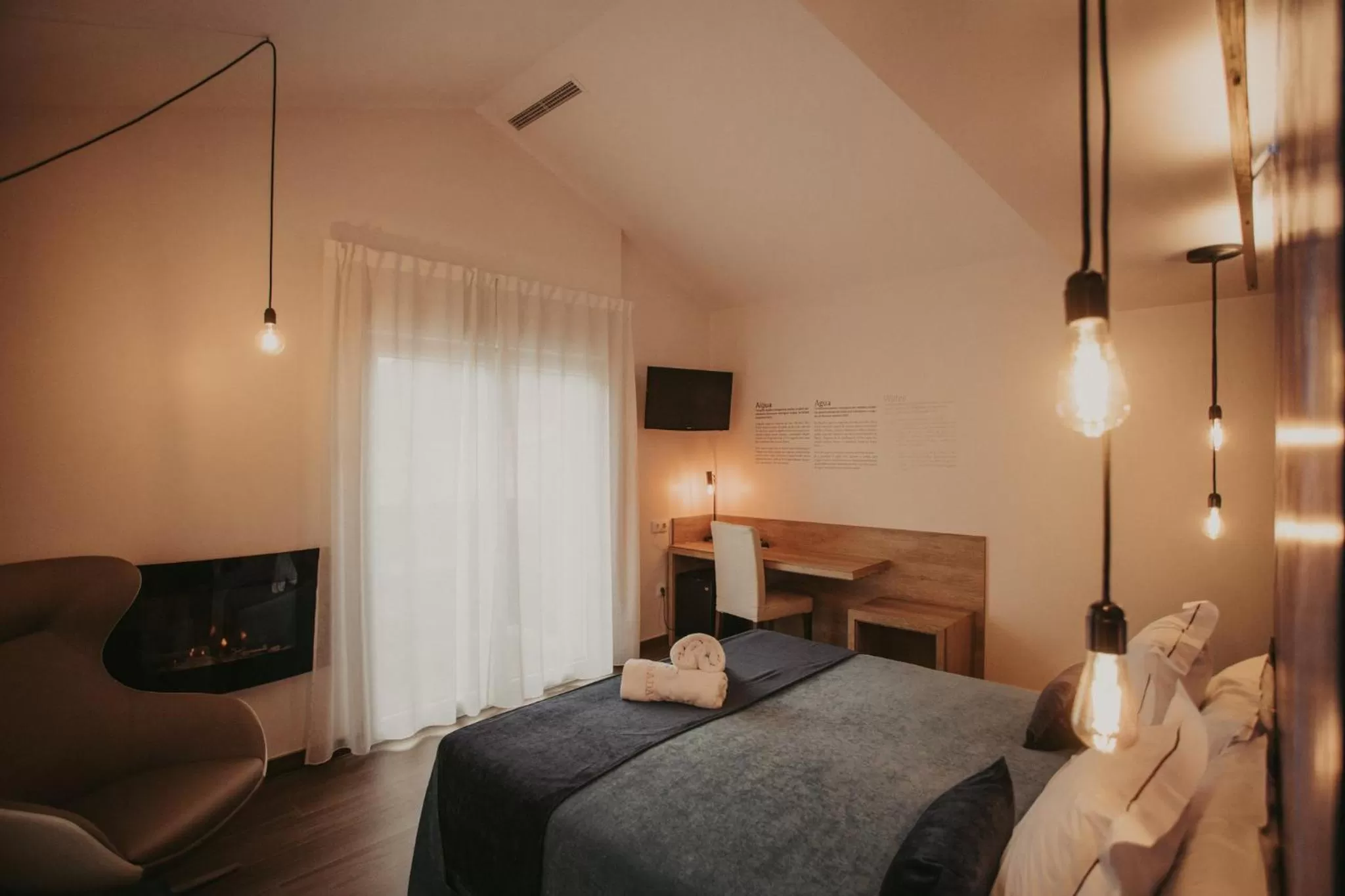 Communal lounge/ TV room, Bed in La Trobada Hotel Boutique