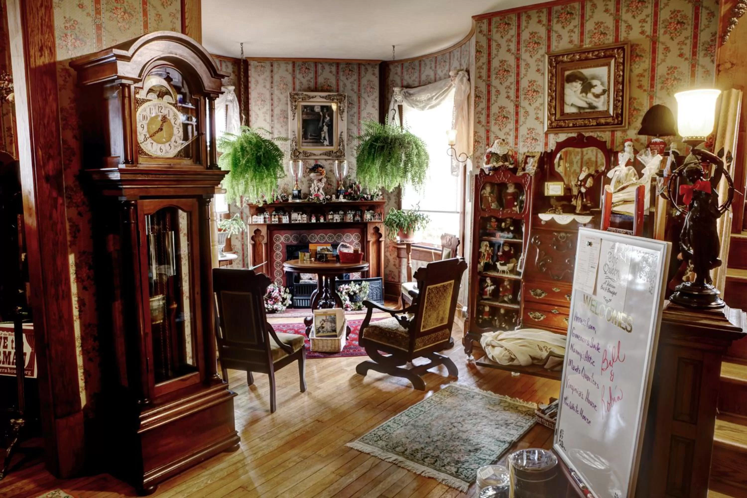 Seating area in The Queen, A Victorian Bed & Breakfast