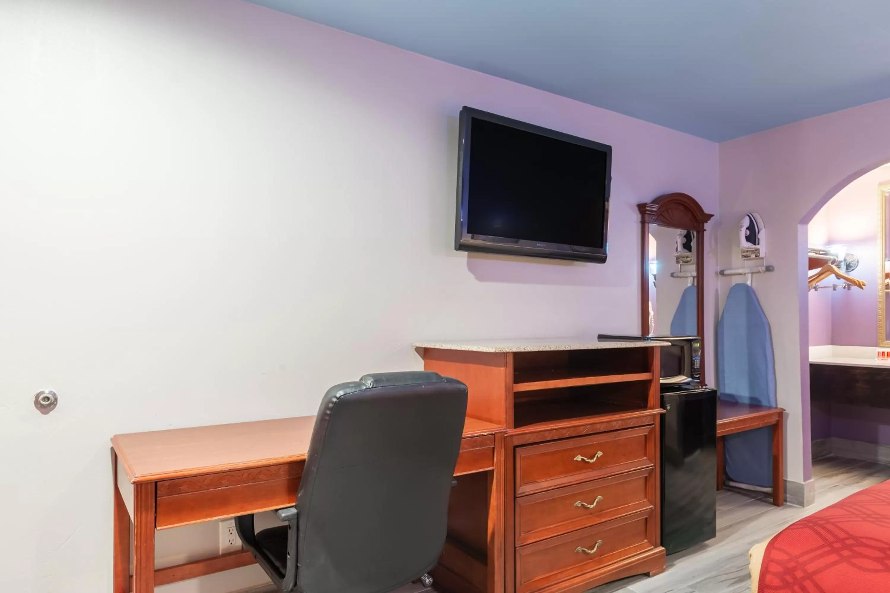 TV and multimedia, Bed in Summit Inn - Houston Medical Center - NRG Park