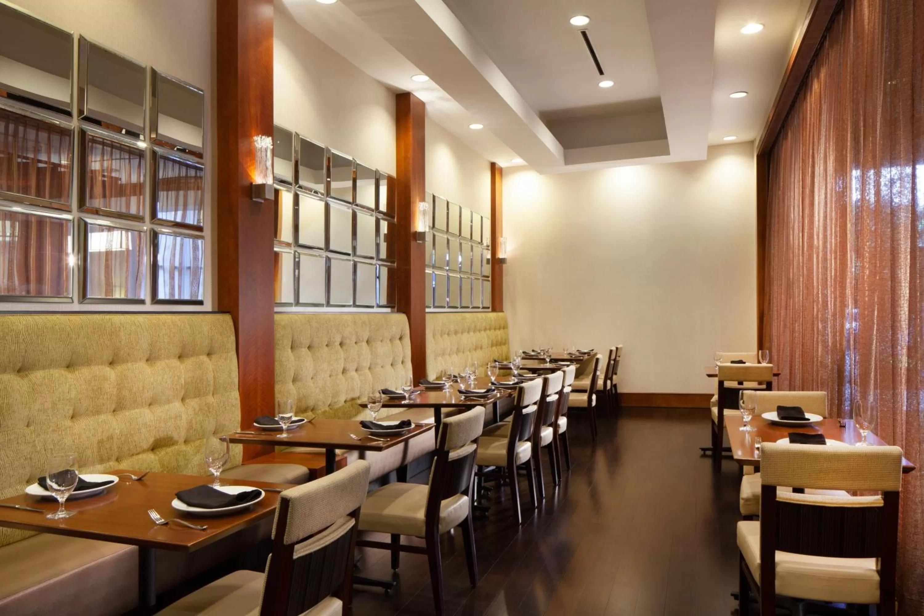 Restaurant/places to eat in Marriott Memphis East