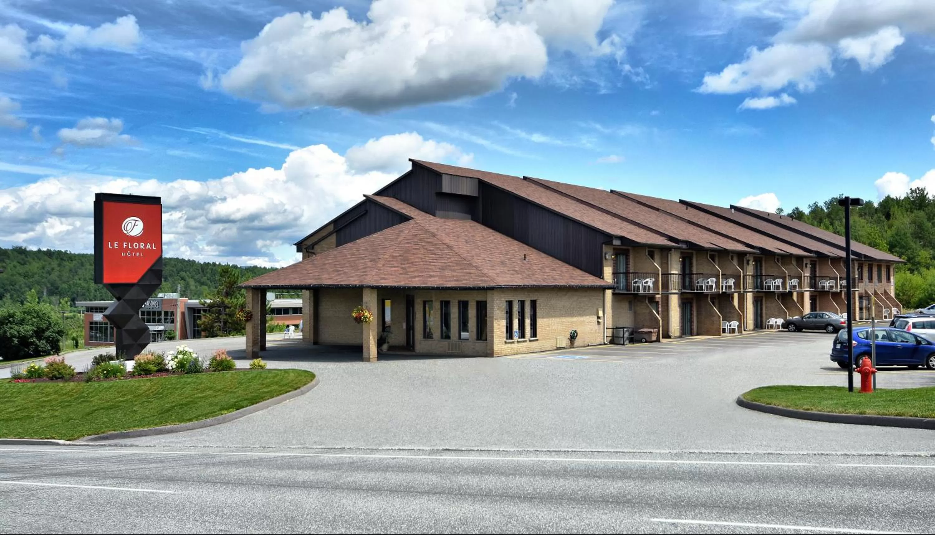 Facade/entrance in Hôtel Le Floral