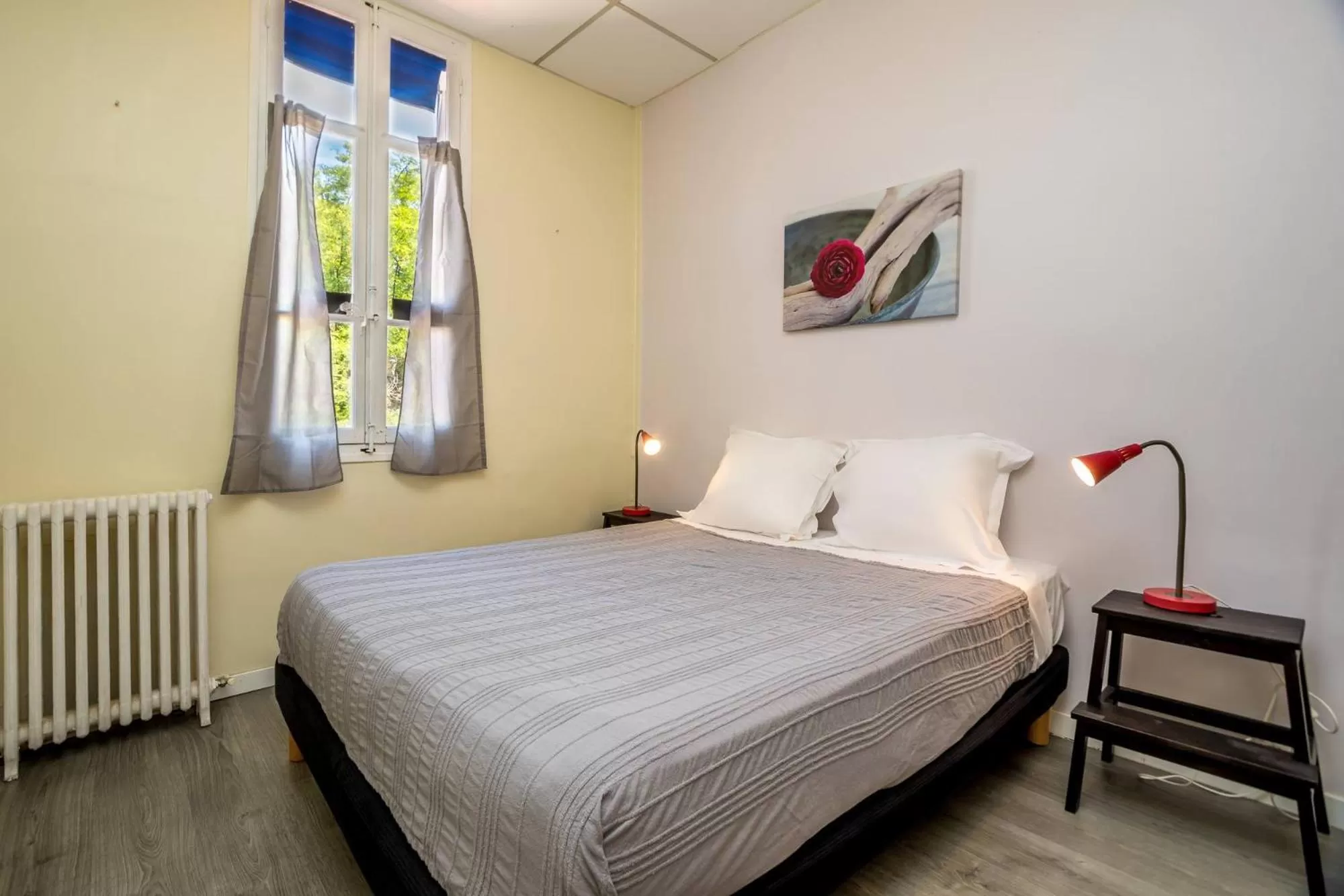 Bedroom, Bed in Hôtel des Moulins