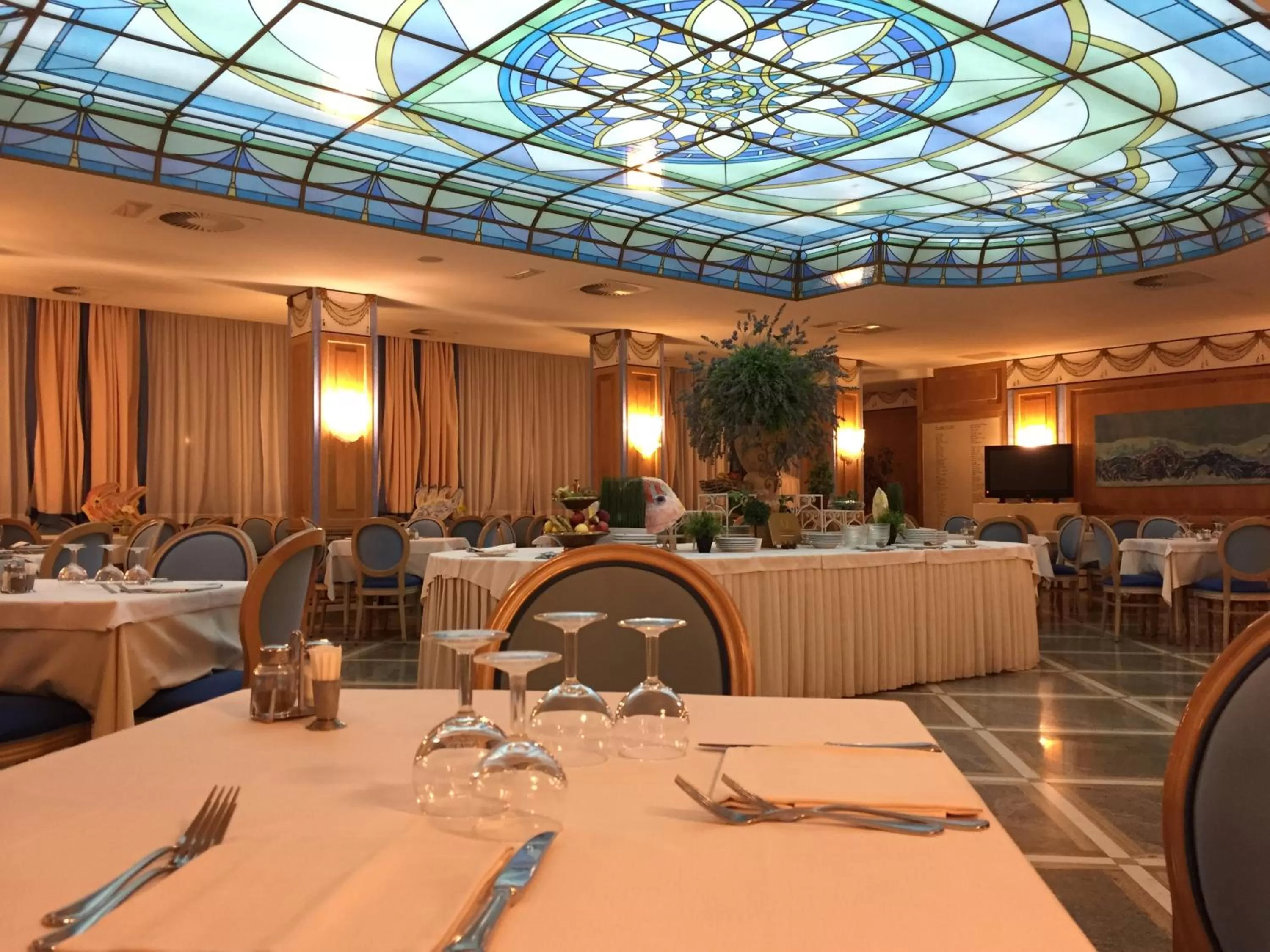 Restaurant/places to eat in Hotel Promenade