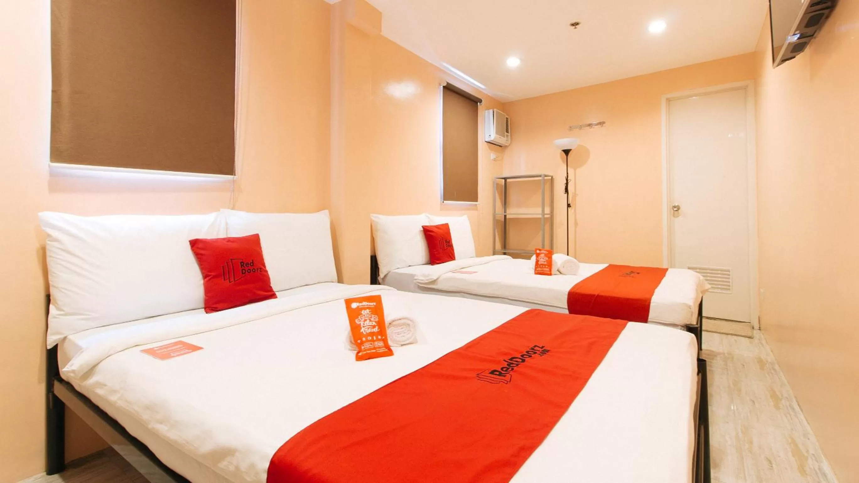 Bedroom, Bed in RedDoorz at Hotel Rosemarie