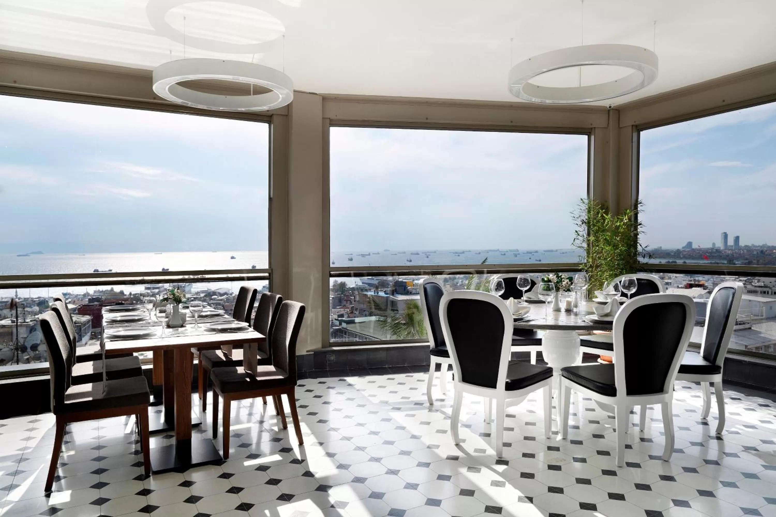 Restaurant/places to eat in Darkhill Hotel