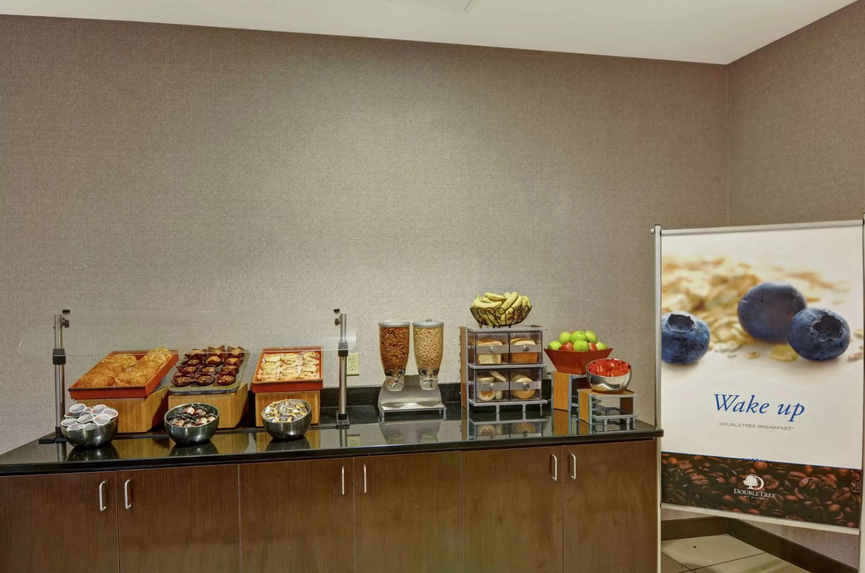 Breakfast in DoubleTree by Hilton Hotel Baton Rouge