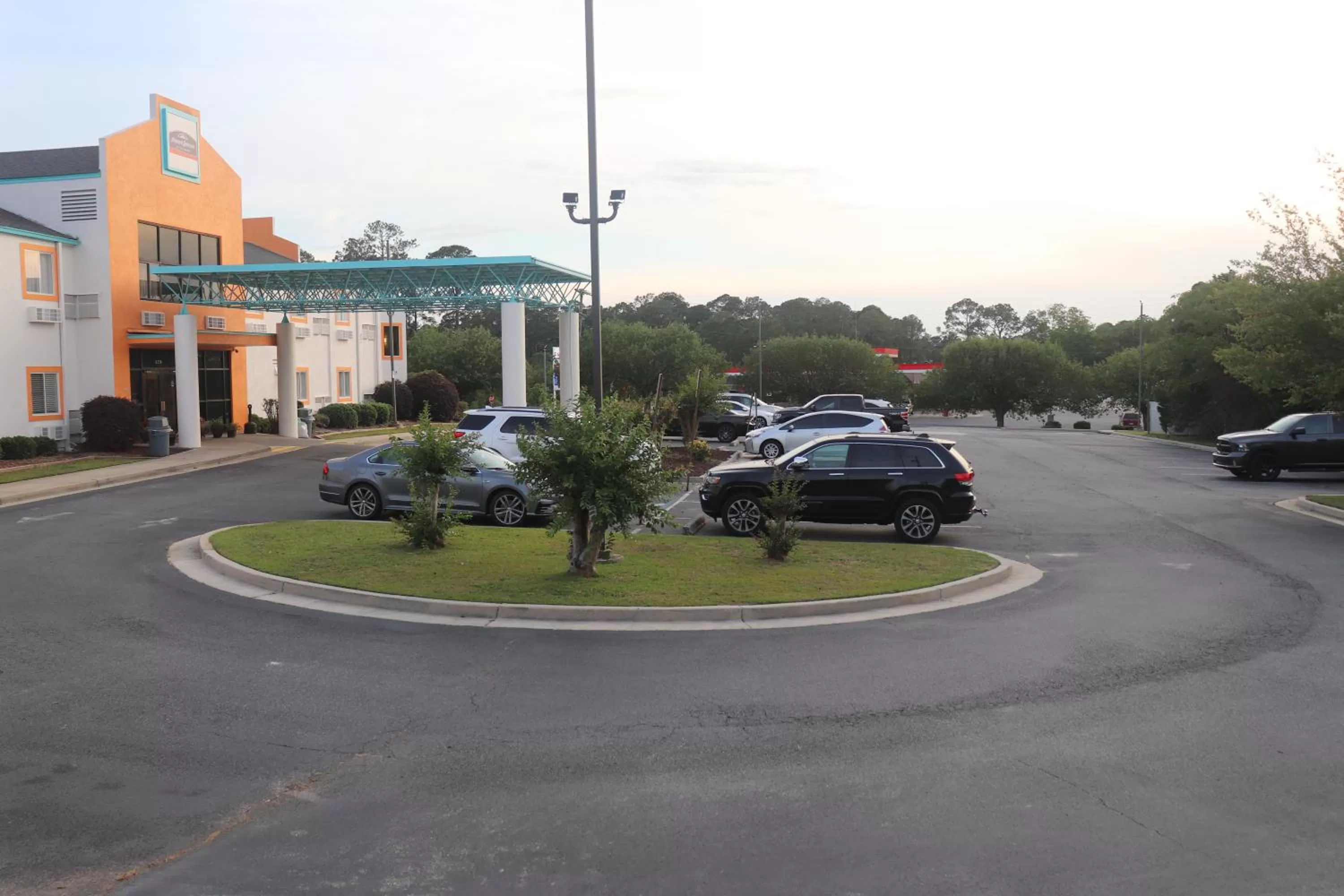 Property building in Howard Johnson by Wyndham Tifton GA I-75