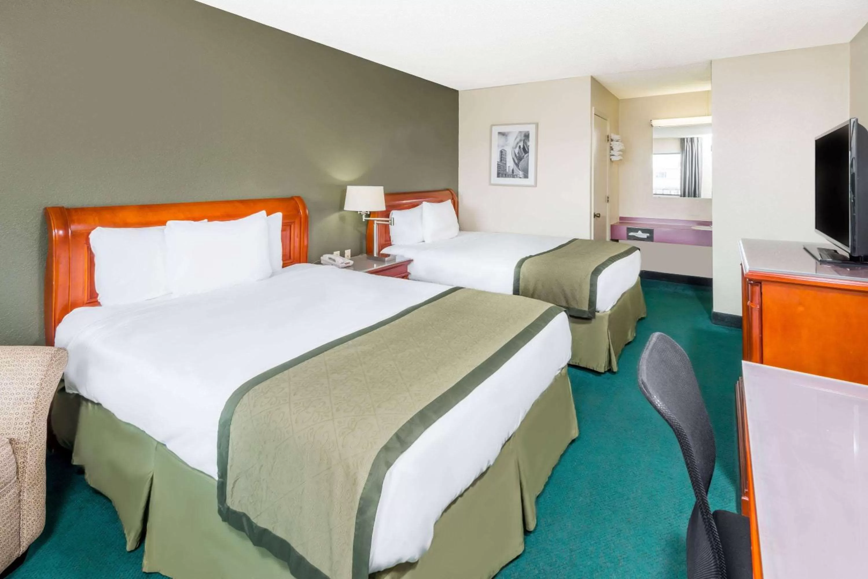 Queen Room with Two Queen Beds - Smoking in Days Inn by Wyndham Hannibal