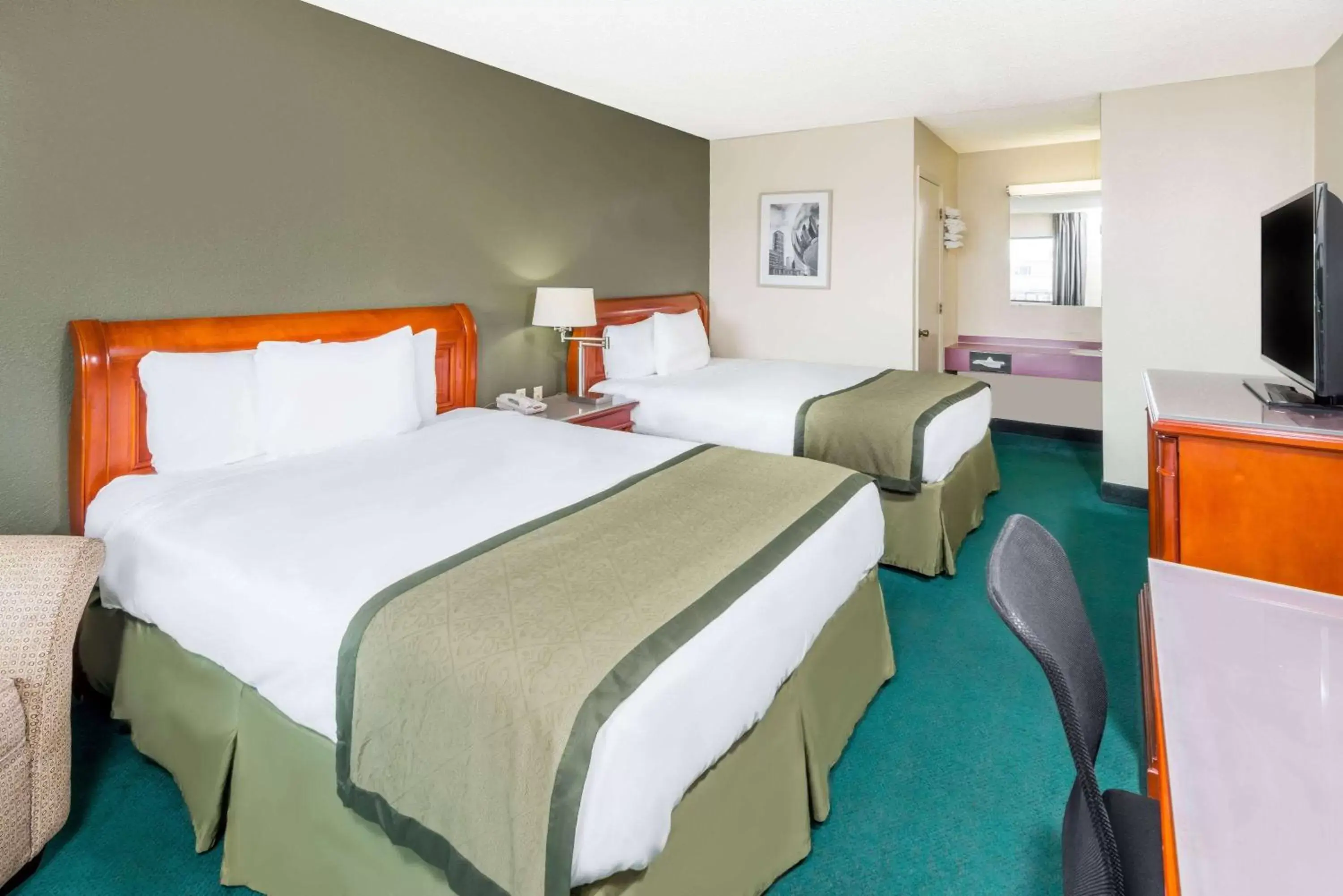 Queen Room with Two Queen Beds - Smoking in Days Inn by Wyndham Hannibal Queen Room with Two Queen Beds - Smoking in Days Inn by Wyndham Hannibal