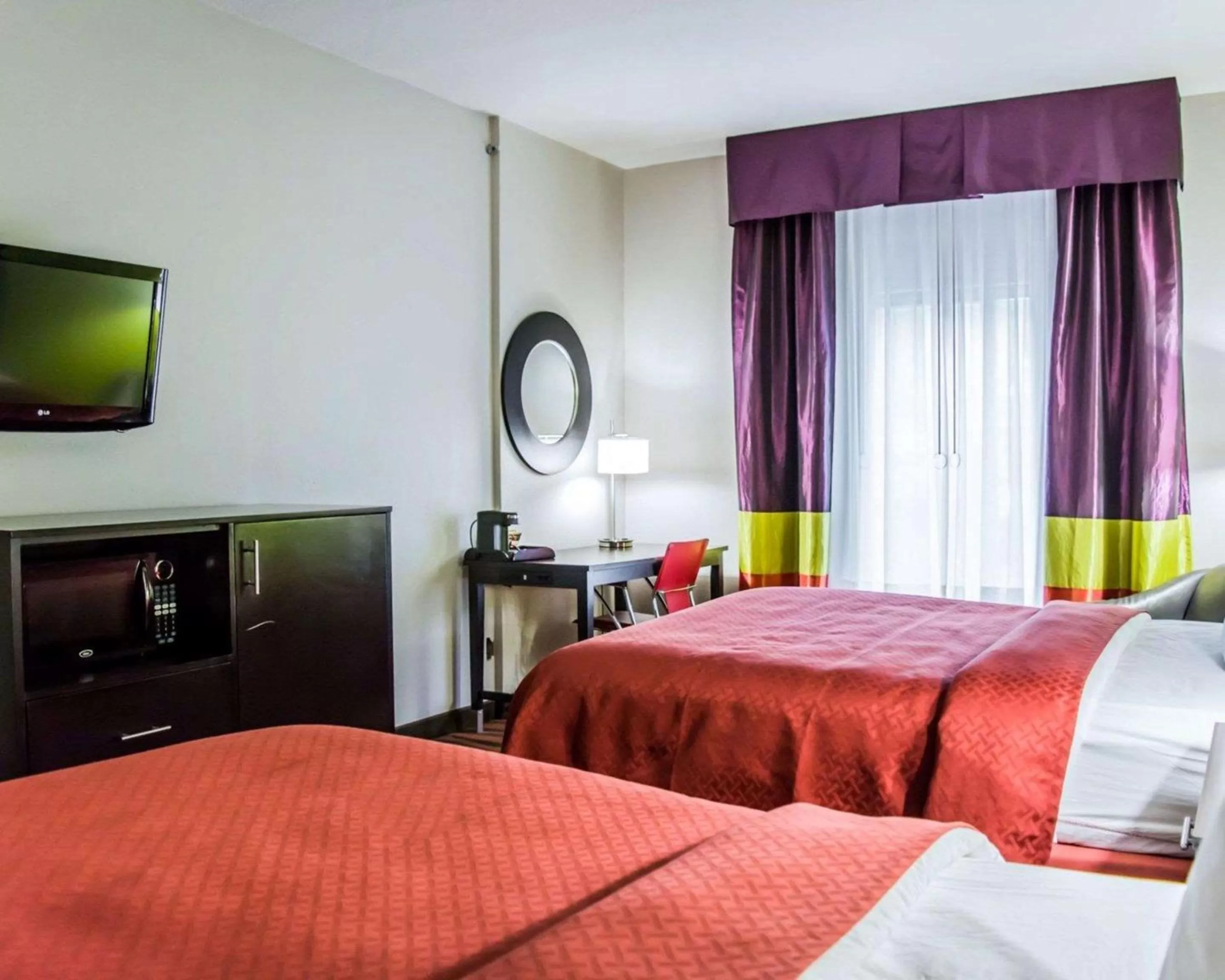 Photo of the whole room, Bed in Quality Suites Fort Myers I-75