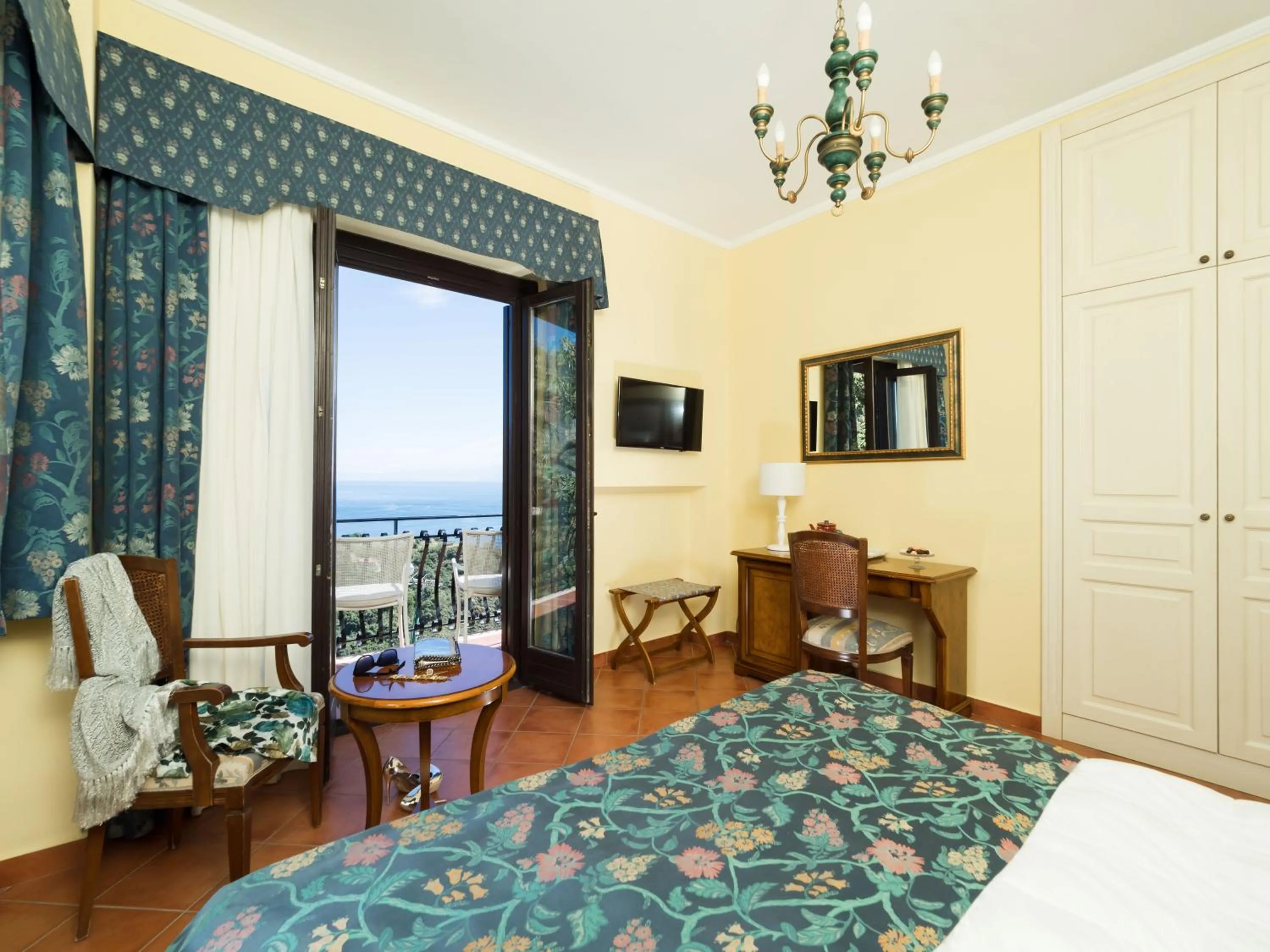 Bedroom, Bed in Hotel Sirius