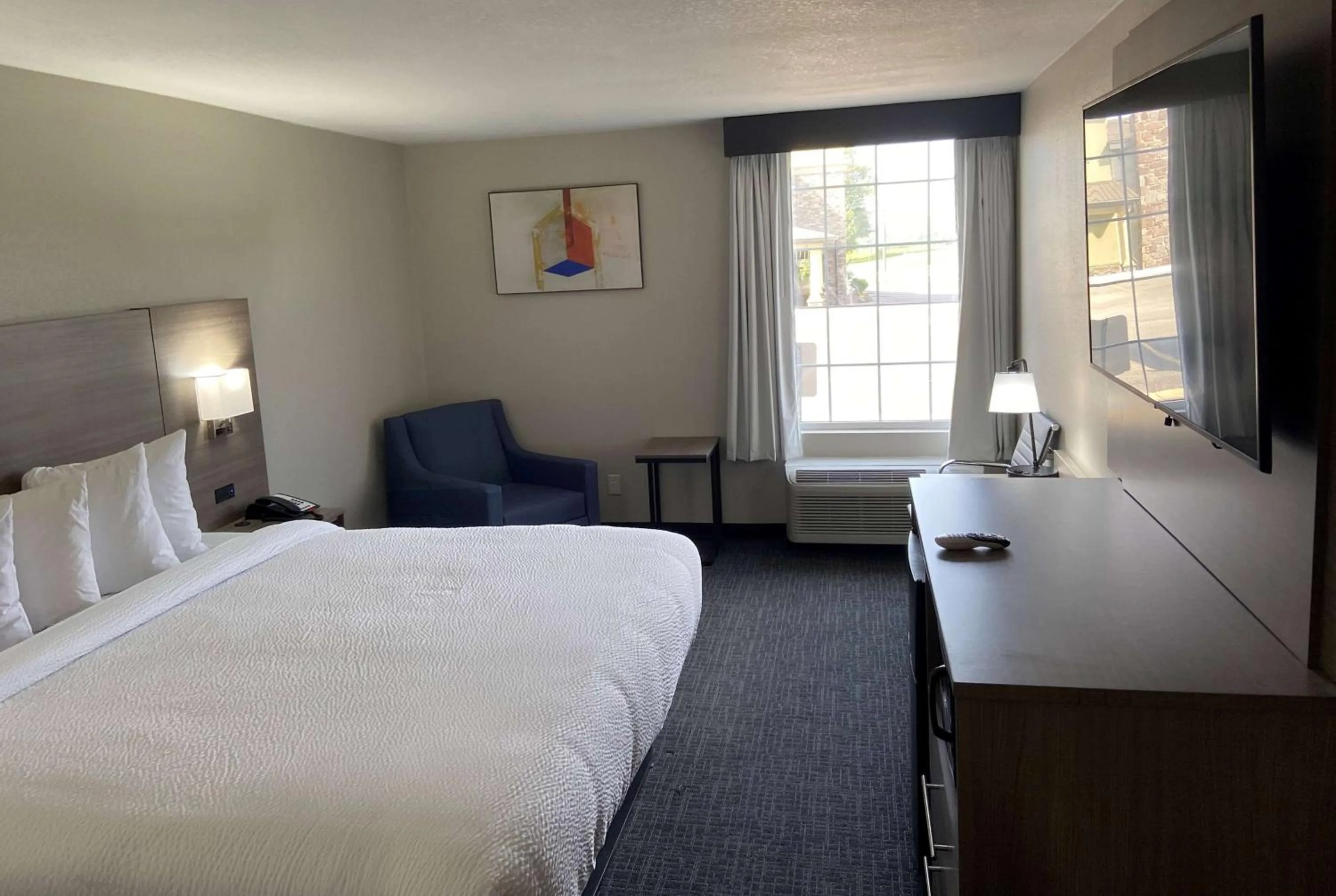 Photo of the whole room, Bed in Days Inn & Suites by Wyndham Tahlequah