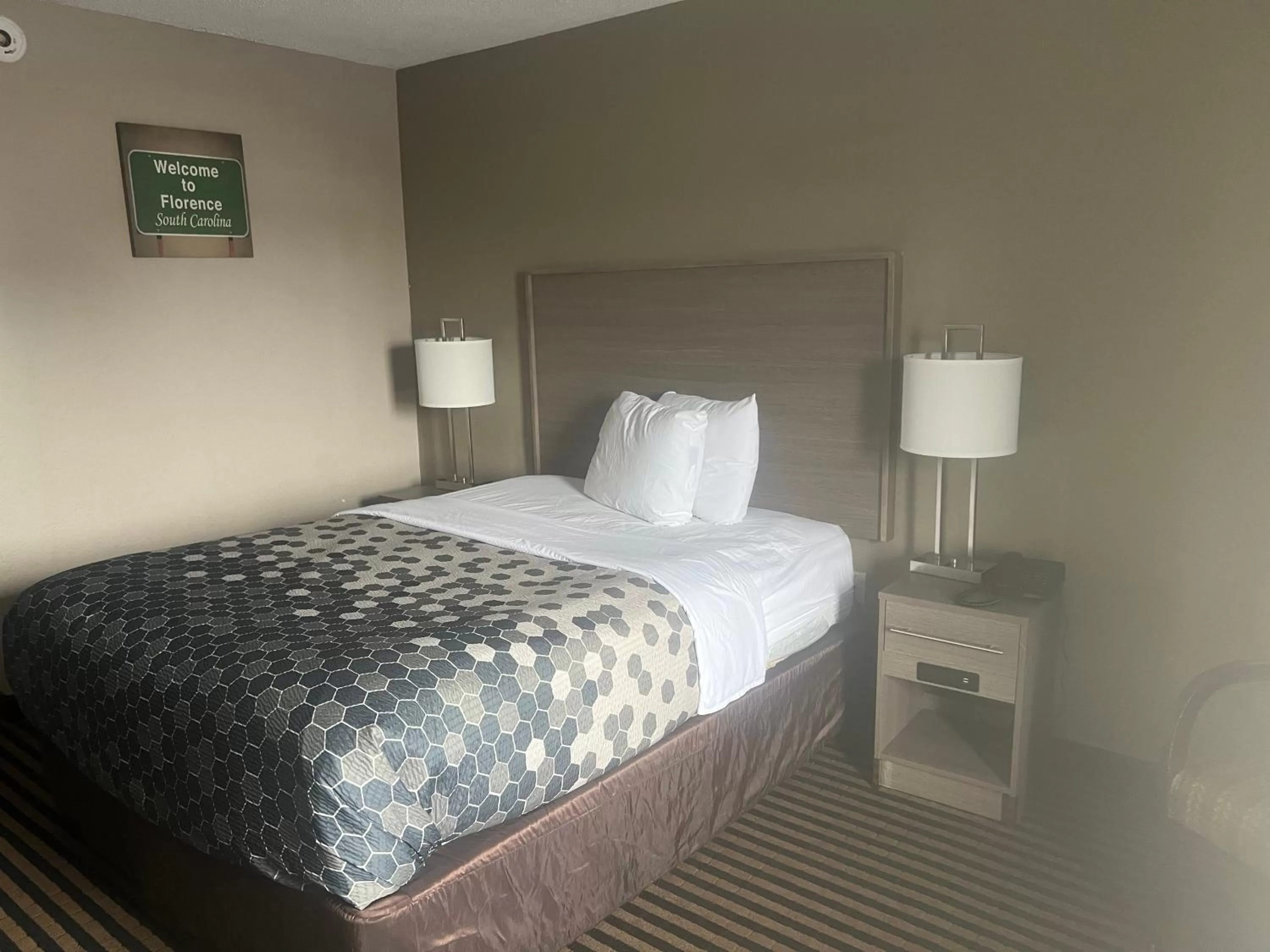 Bed in Econo Lodge Florence - Darlington