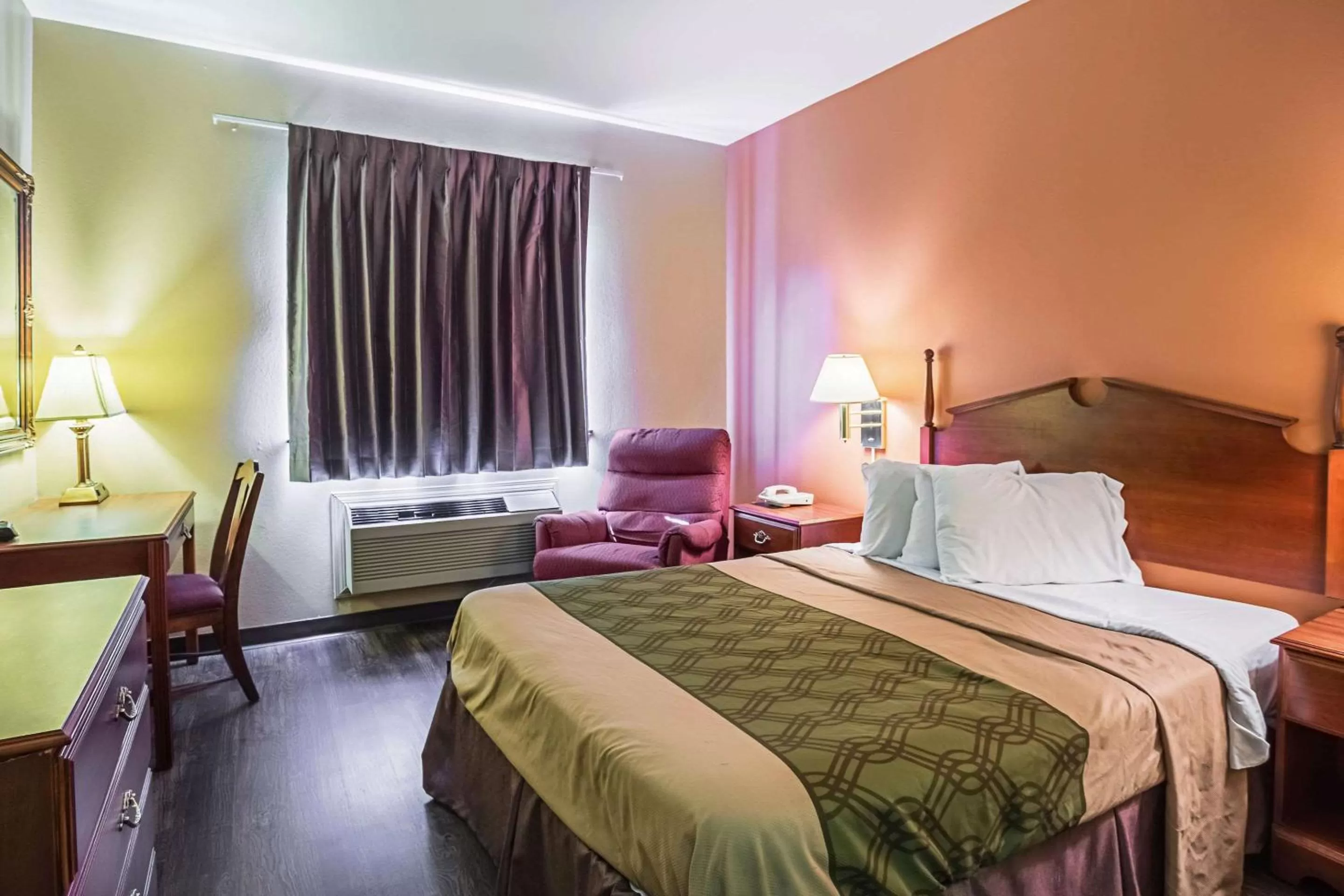 Photo of the whole room, Bed in Econo Lodge Inn & Suites Ripley