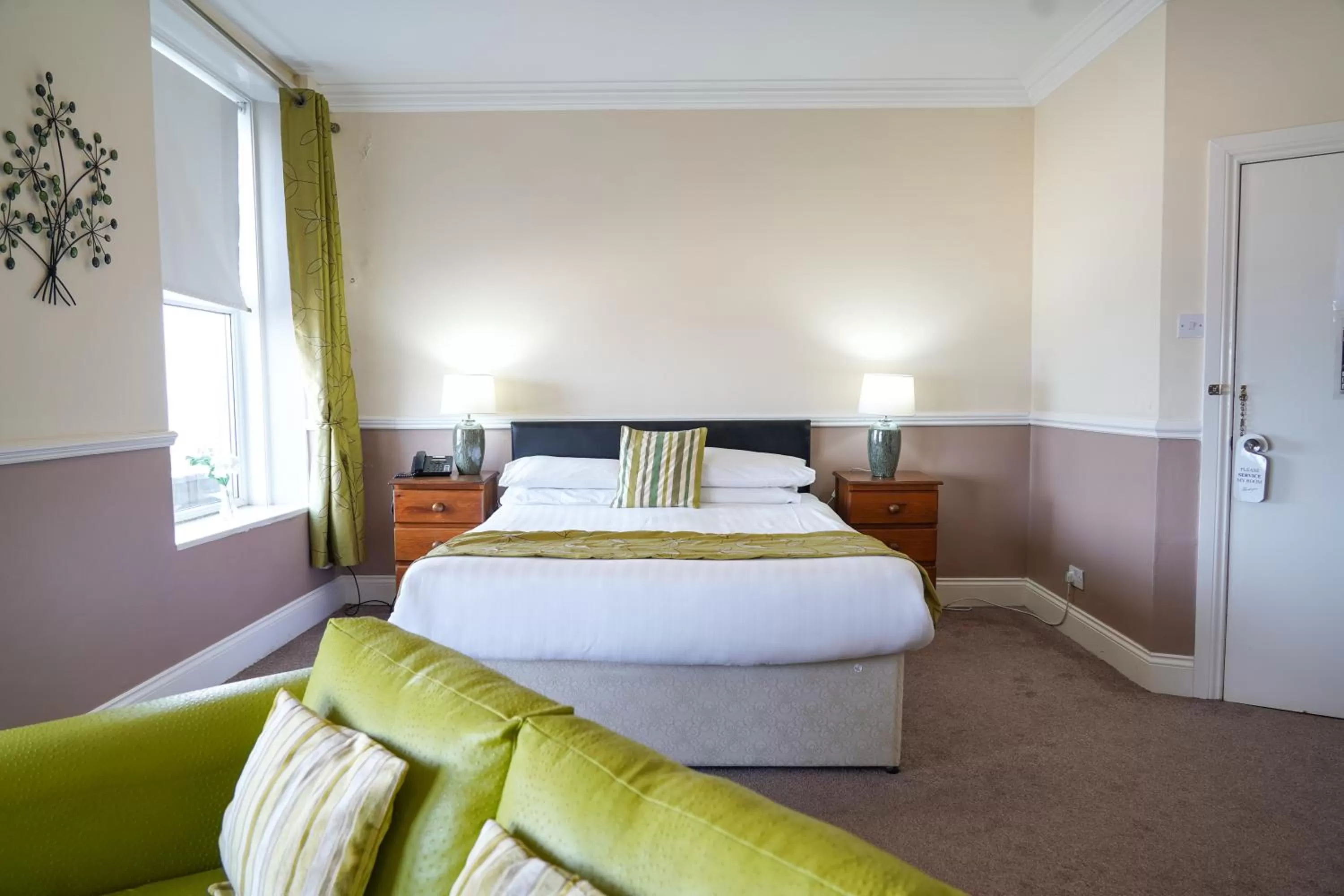 Photo of the whole room, Bed in The Royal Hotel