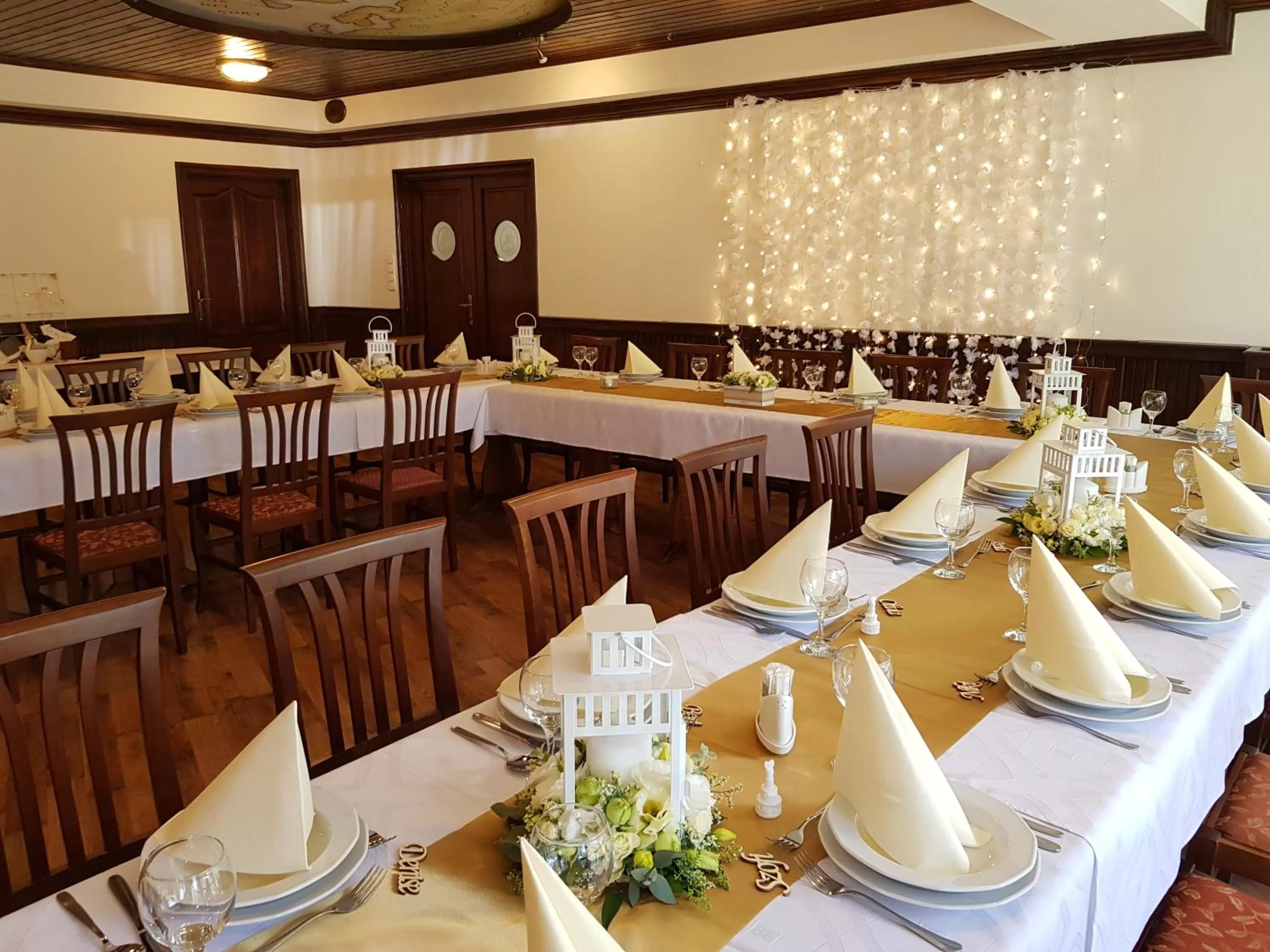 Arany Szarvas Fogadó és Captain Drakes Pub