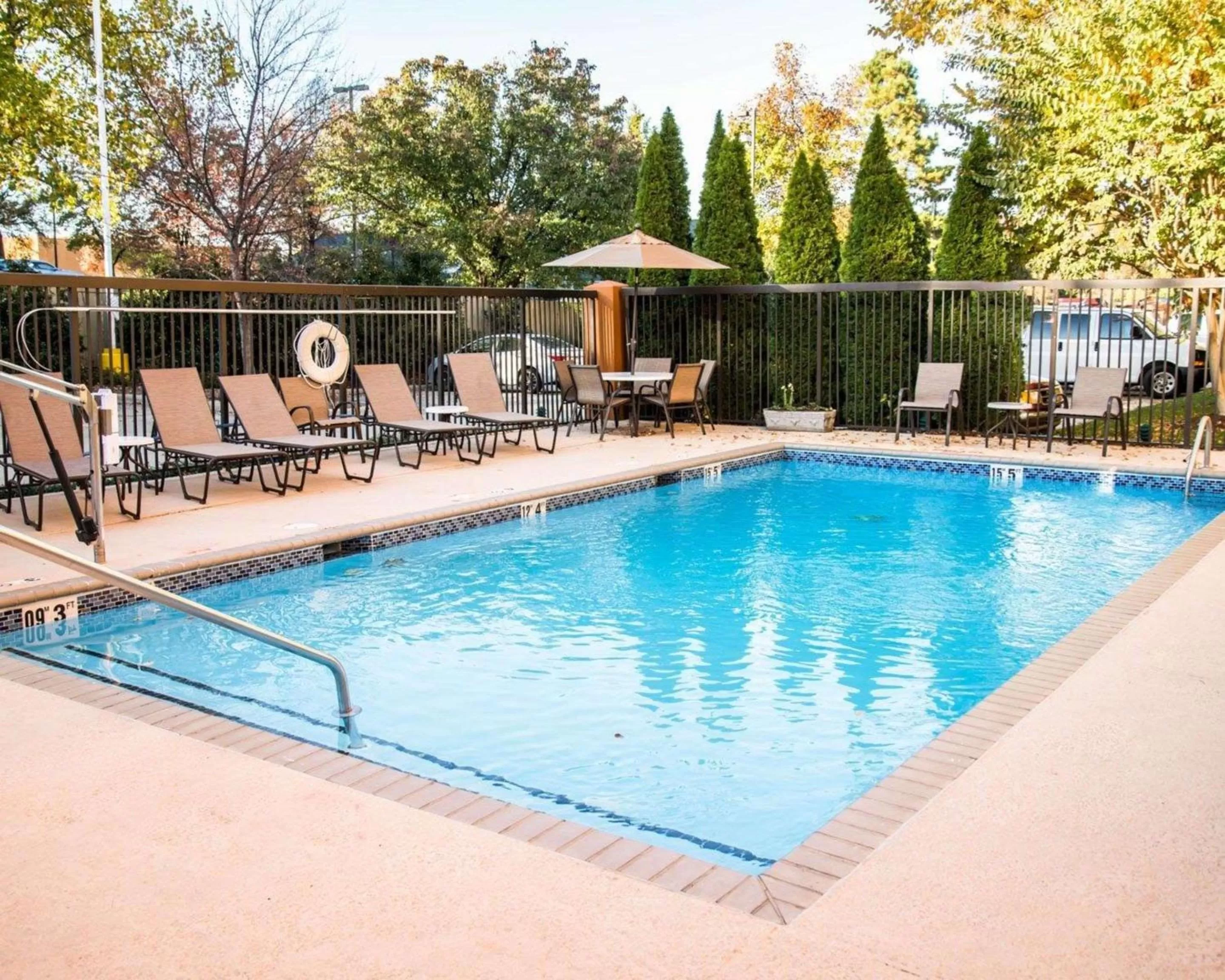 Swimming pool in Sleep Inn University Place