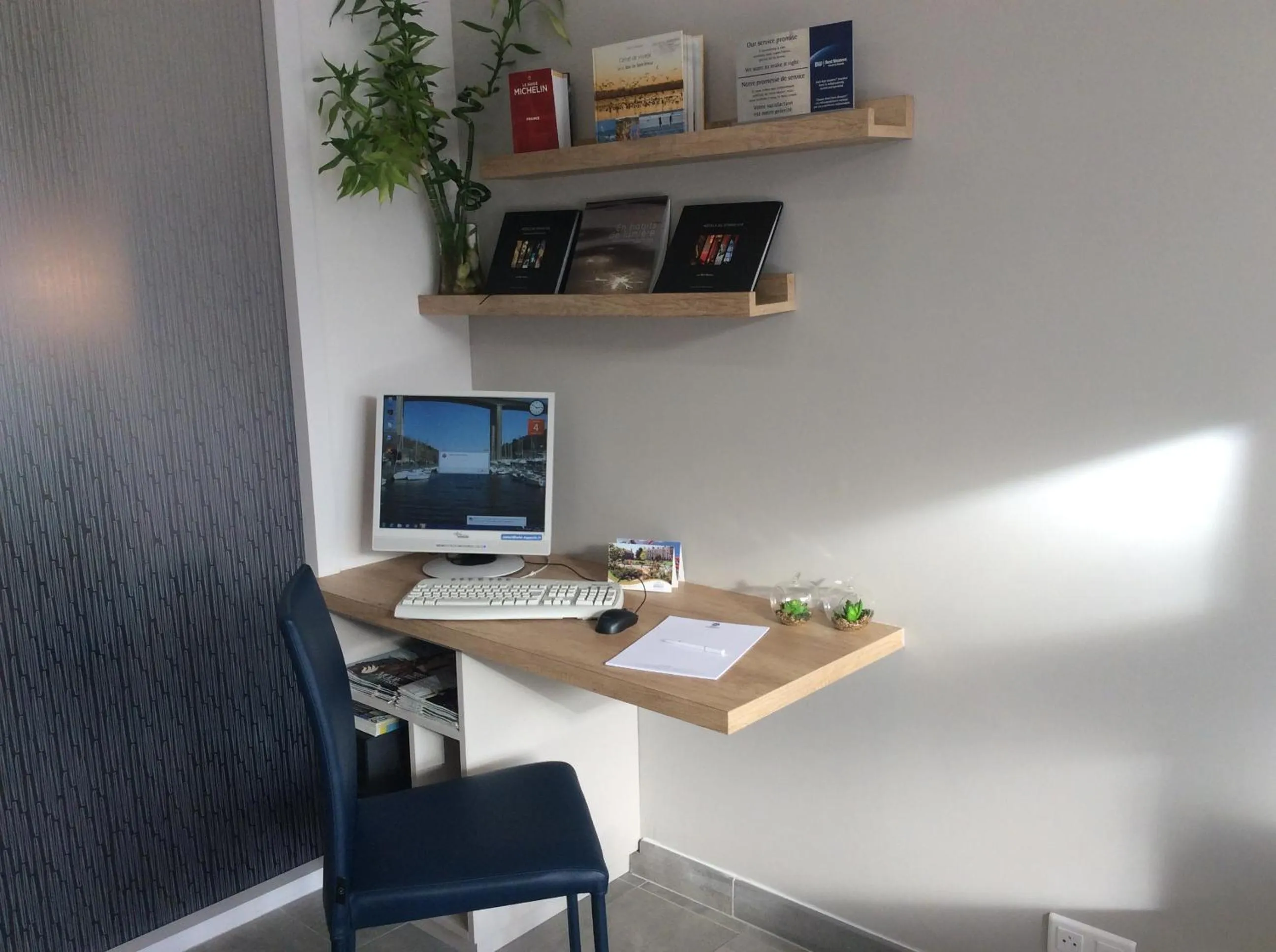 Seating area in Best Western Le Duguesclin Hôtel-Restaurant