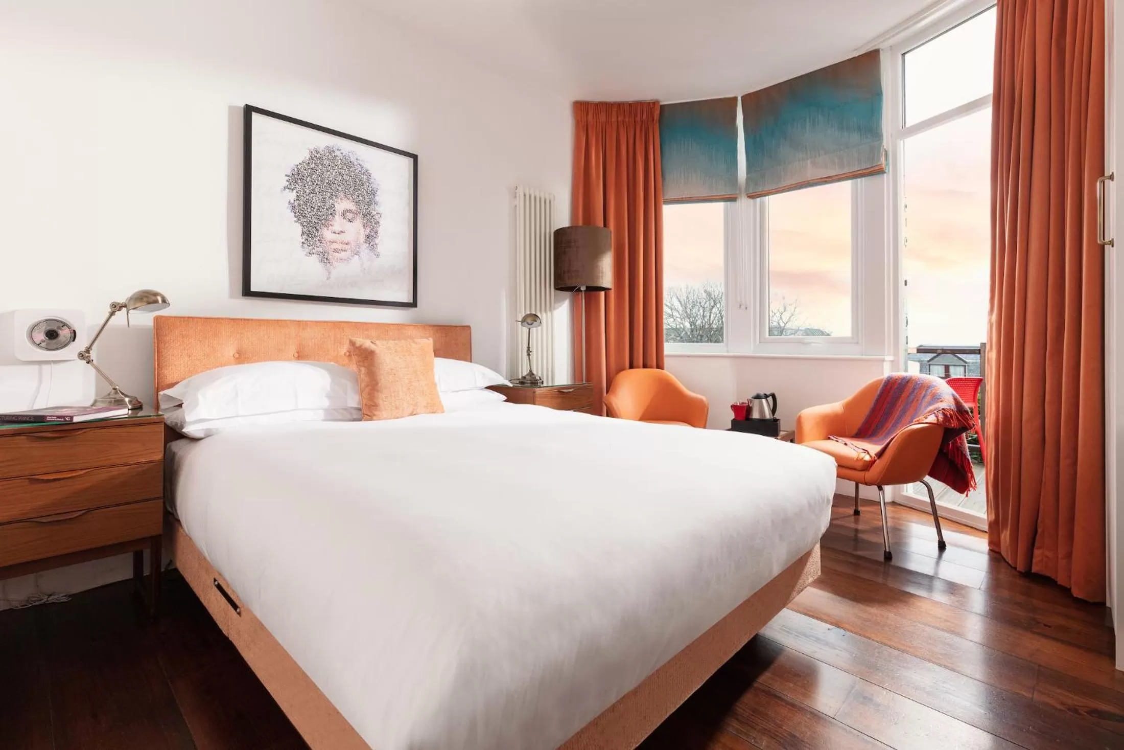 King Room with Sea View and Terrace in Chelsea House Holiday Apartments