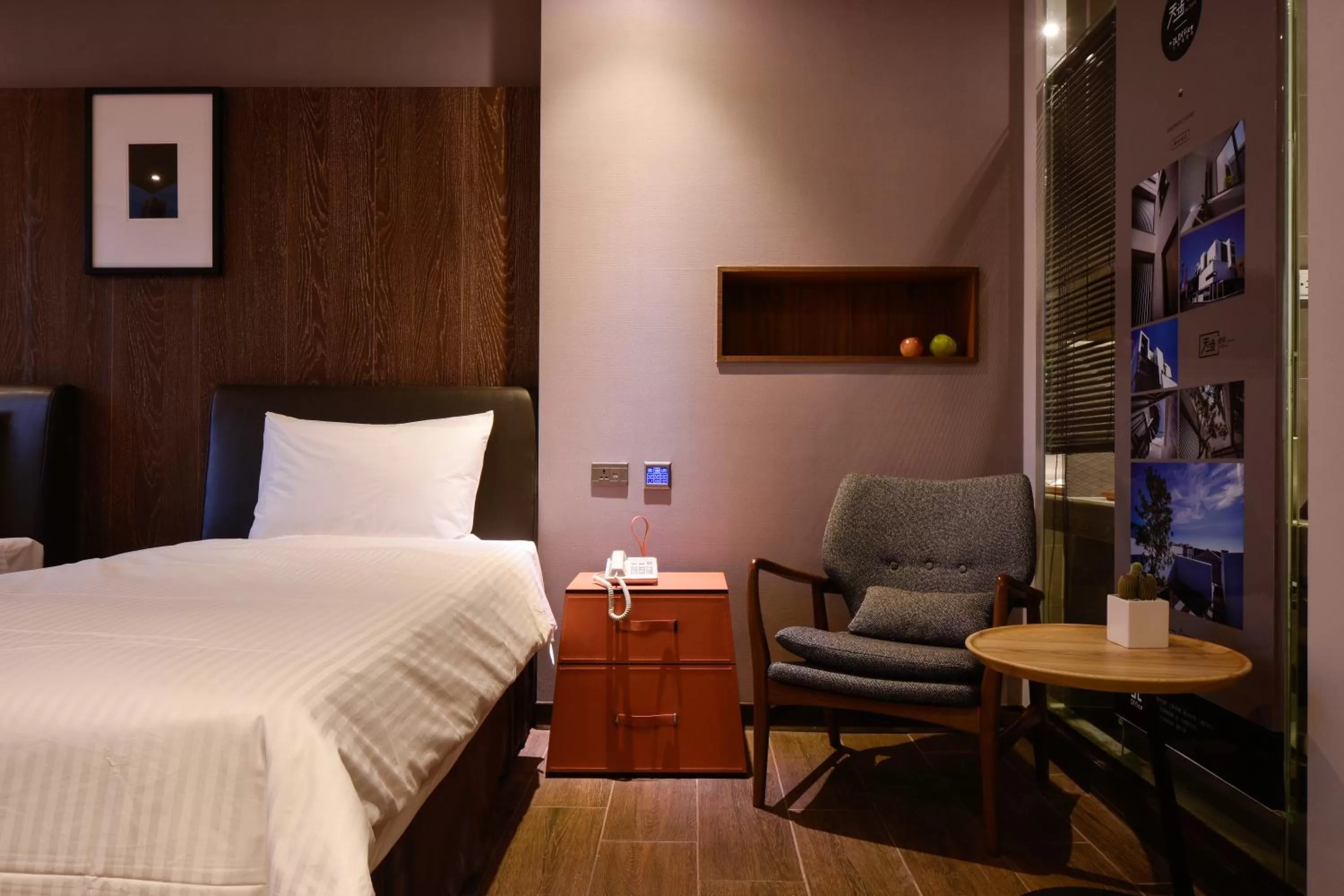 Photo of the whole room, Bed in 3 Door Hotel