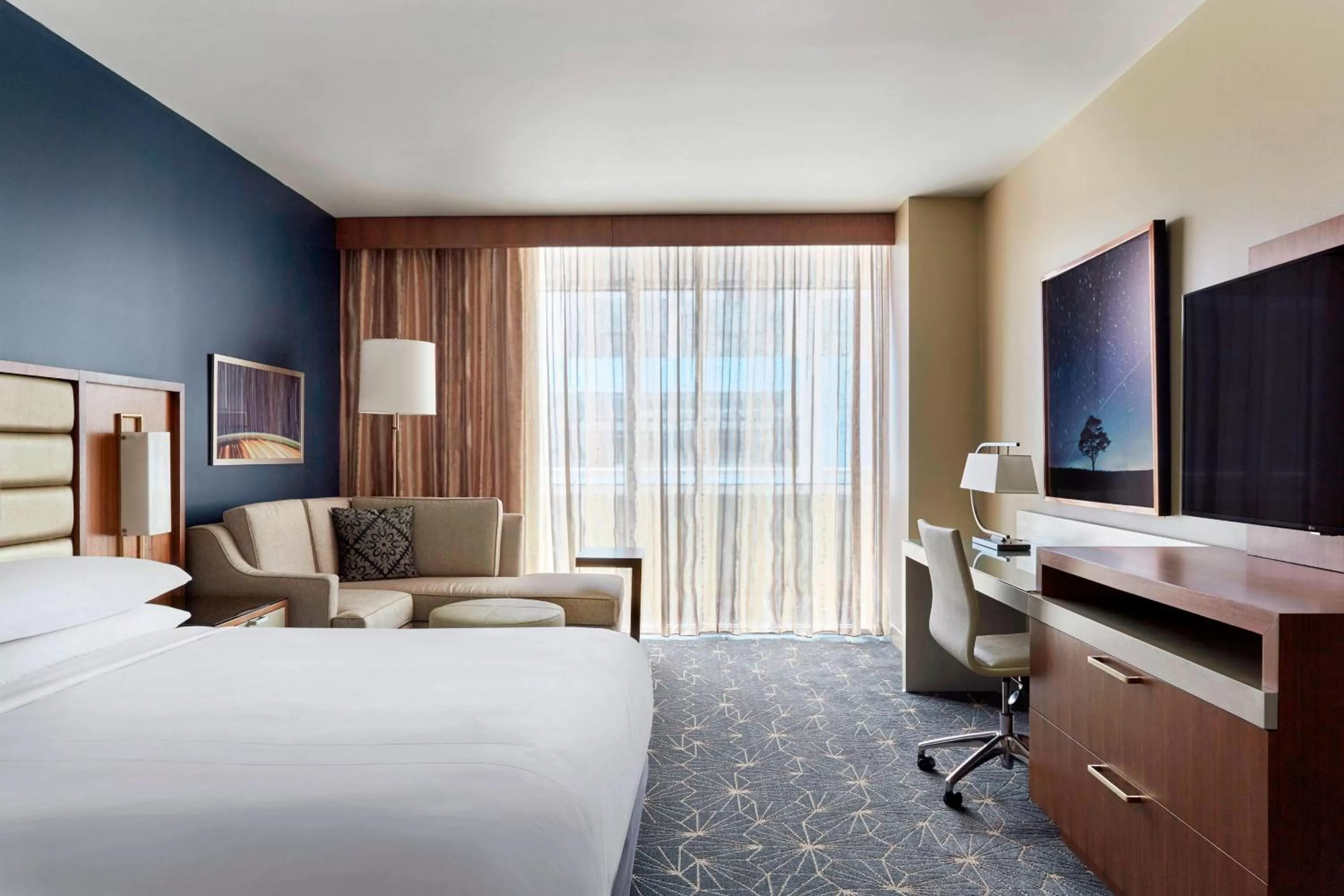 Photo of the whole room, Bed in Marriott Marquis Houston