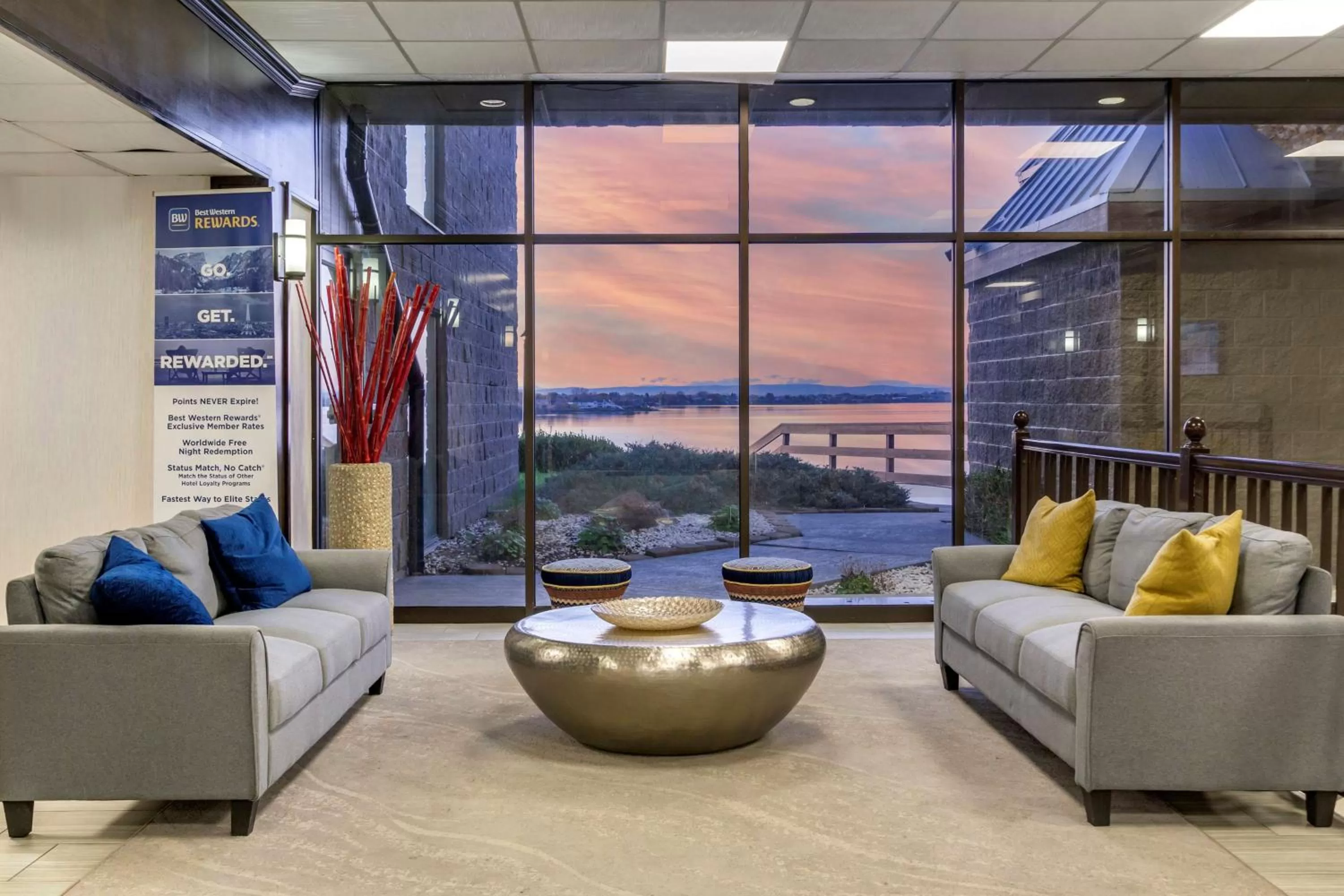 Lobby or reception in Best Western PLUS Lake Front Hotel