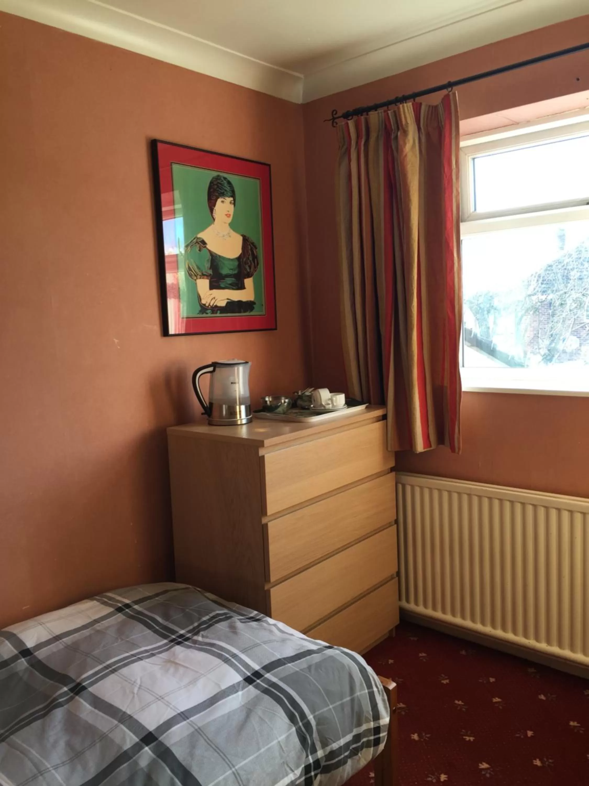 Bed in Hotel 5 Ravenhurst Drive M6 J7