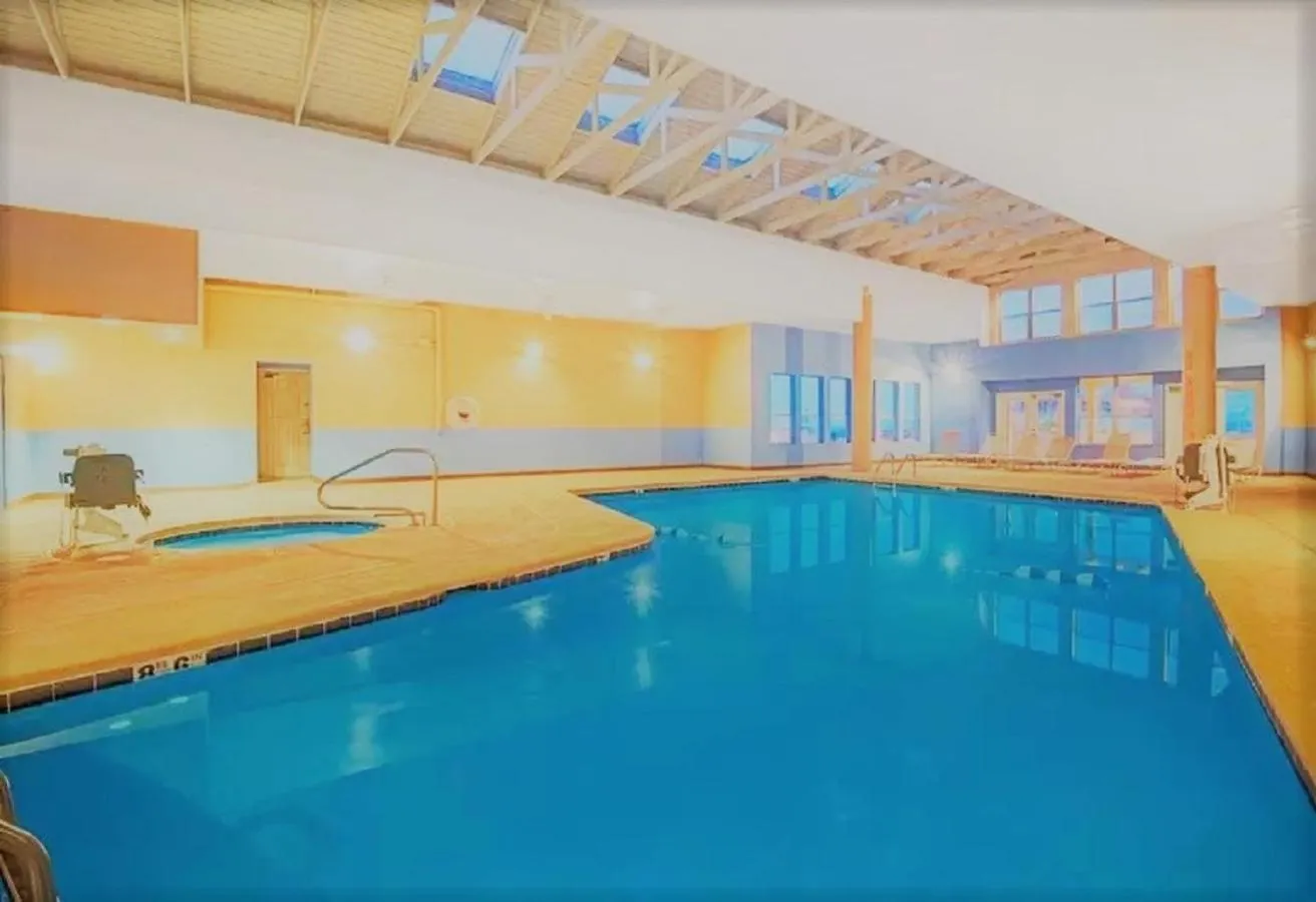 Activities, Swimming Pool in Howard Johnson by Wyndham Albuquerque Midtown