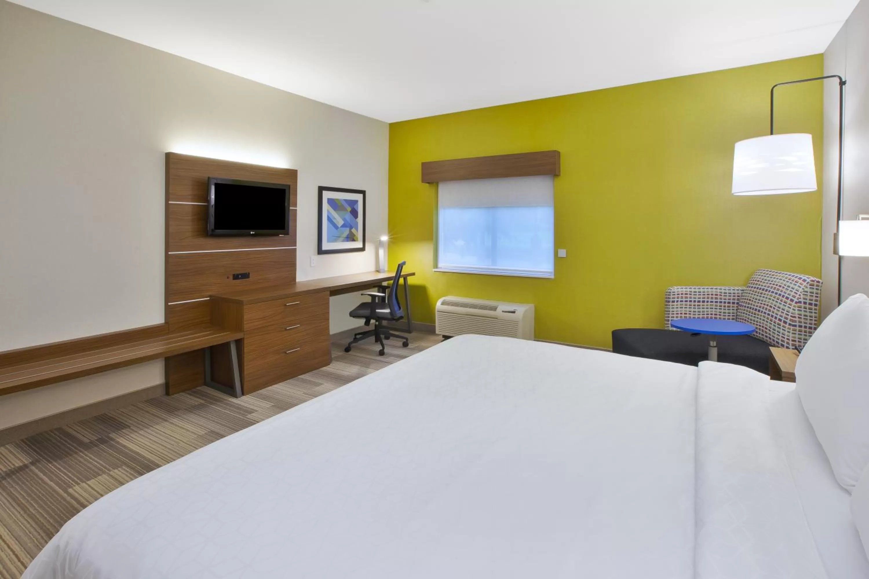 Photo of the whole room, Bed in Holiday Inn Express Rochester-Victor by IHG