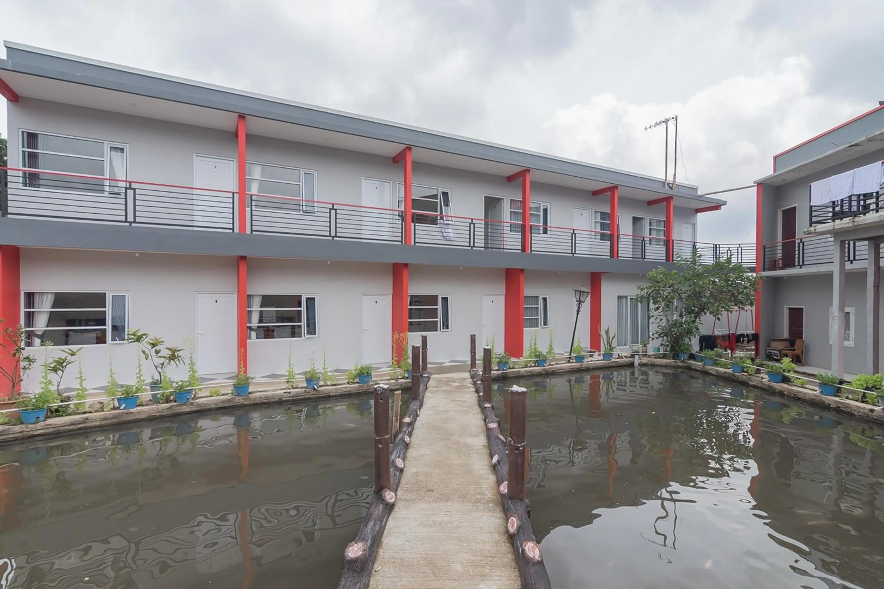 Property building in RedDoorz near Happy Farm Ciwidey