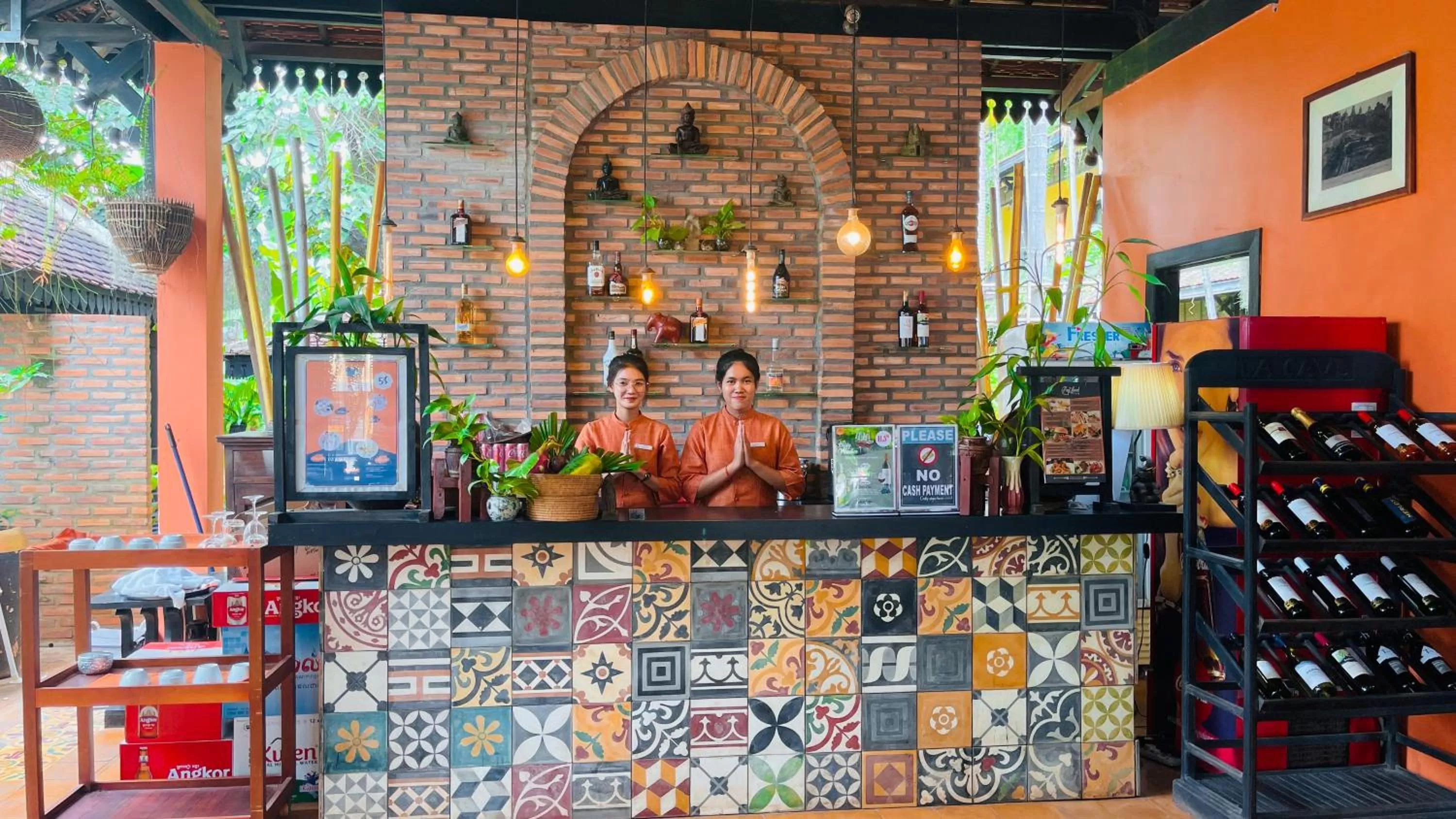 Restaurant/places to eat in Residence Indochine Suite