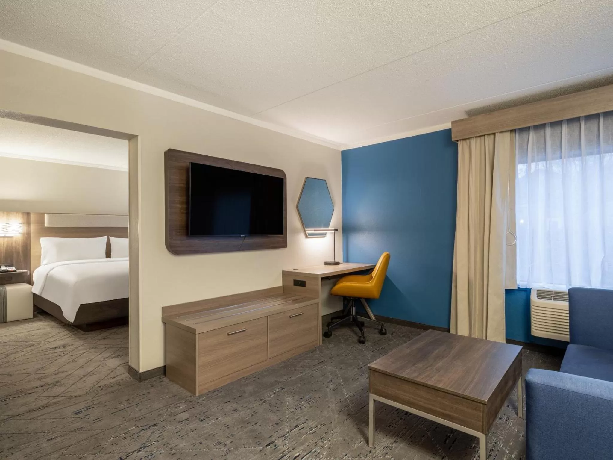 Bedroom, Bed in Holiday Inn Express & Suites Greensboro - I-40 atWendover by IHG
