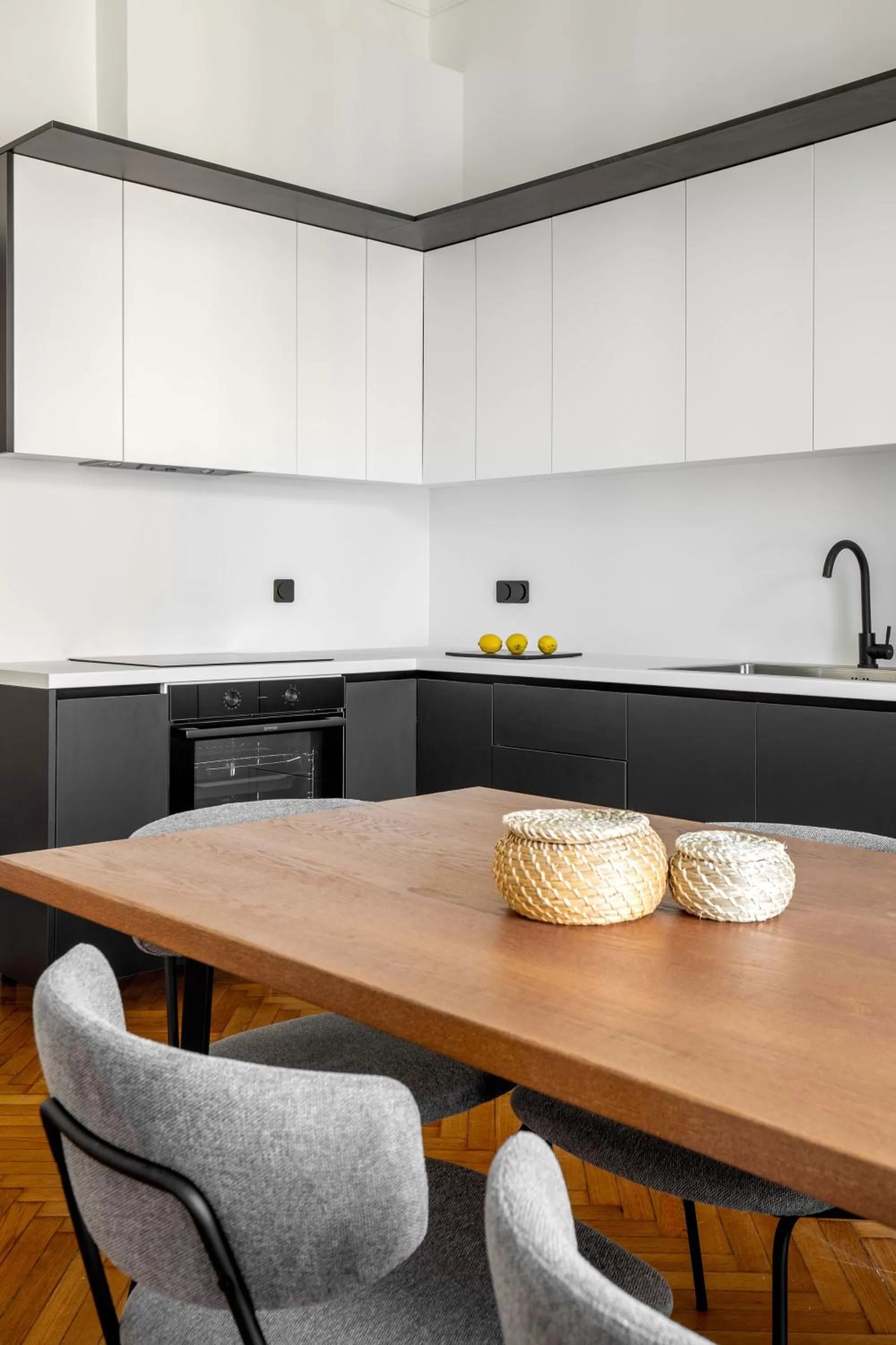 Kitchen or kitchenette, Kitchen/Kitchenette in ZOIA The Met by UPSTREET