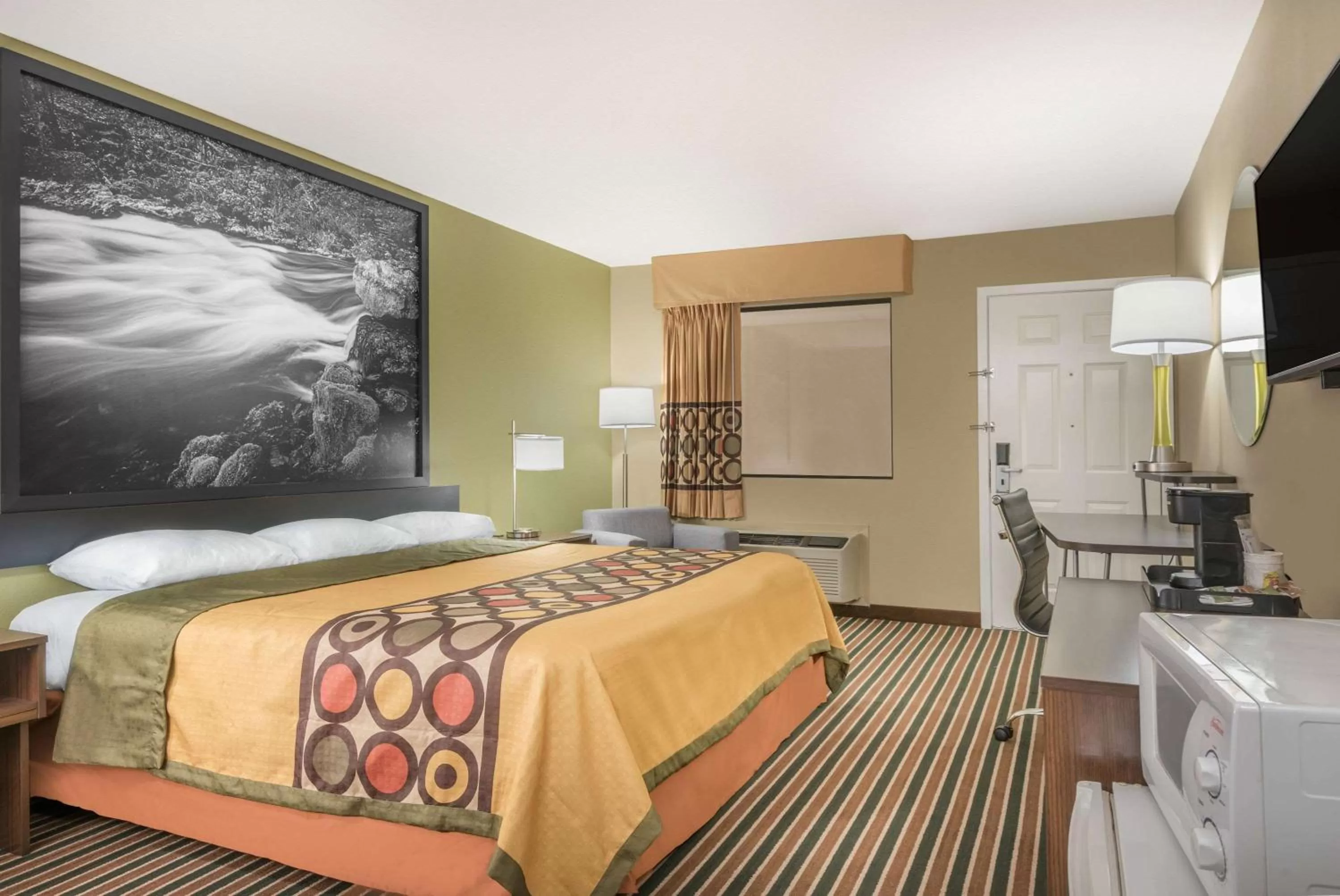 Photo of the whole room, Bed in Super 8 by Wyndham Bryant Little Rock Area