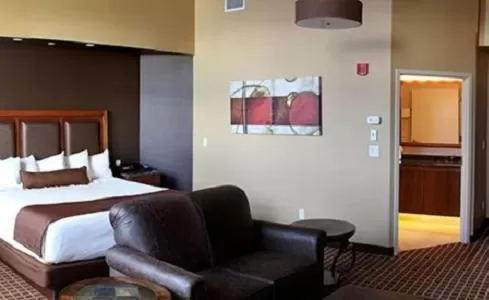 Photo of the whole room, Bed in C'mon Inn & Suites Fargo