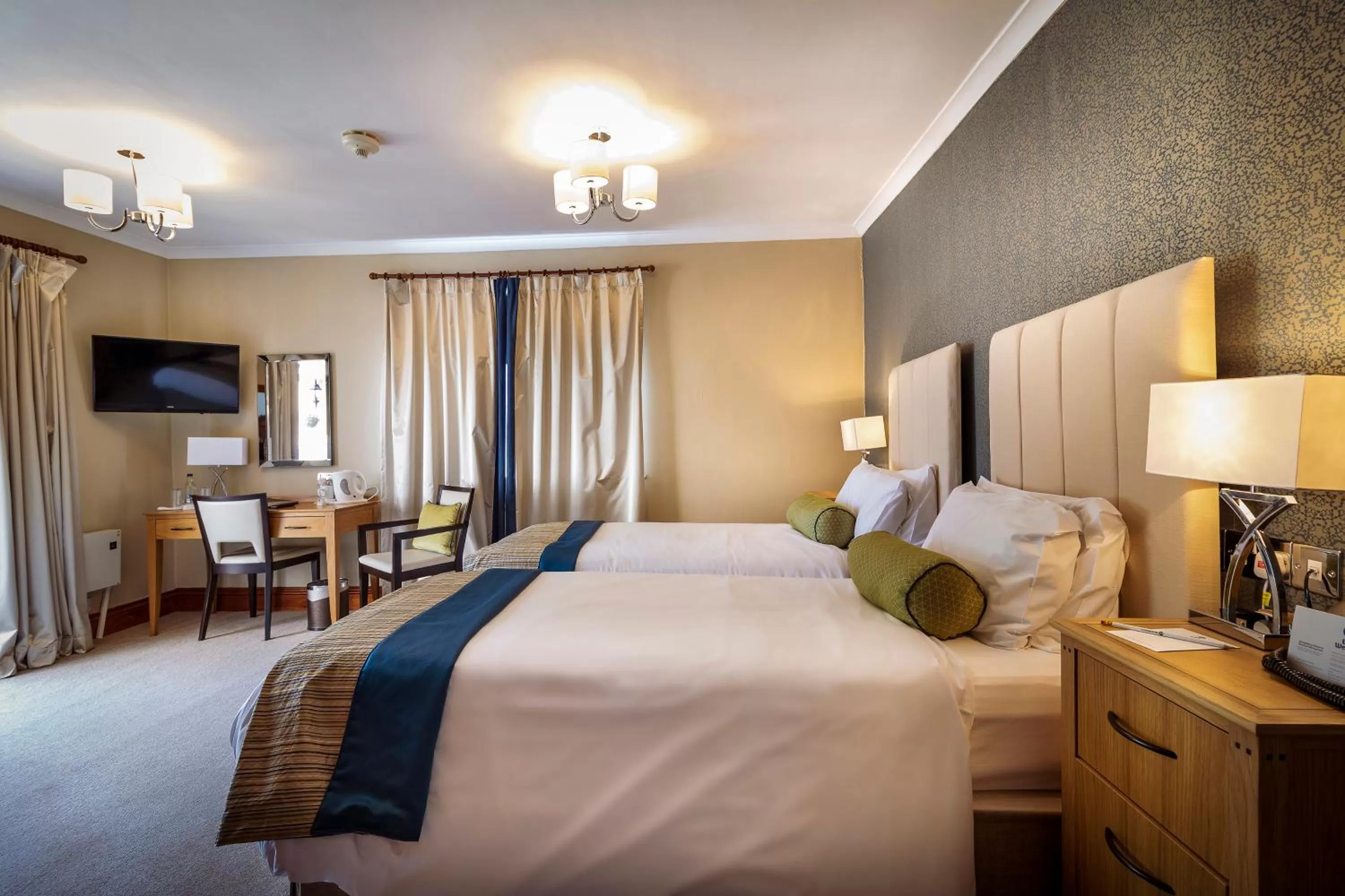 Garden view, Bed in The Shrubbery Hotel, Ilminster