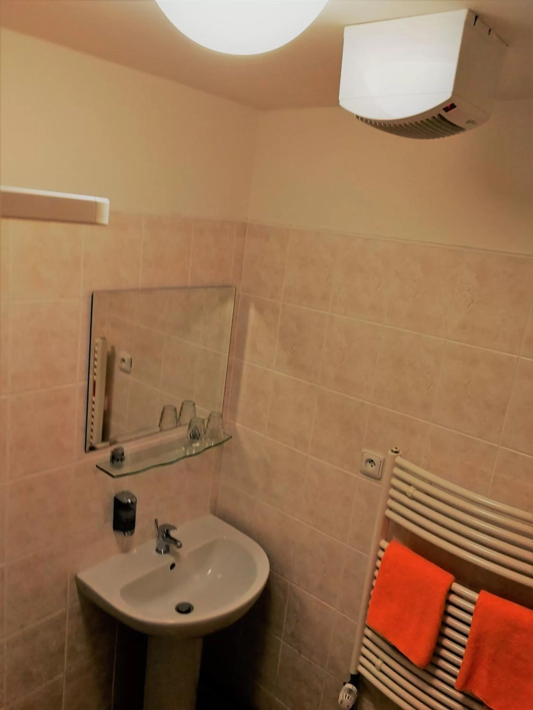 Bathroom in Vzdělávací Středisko a Hotel