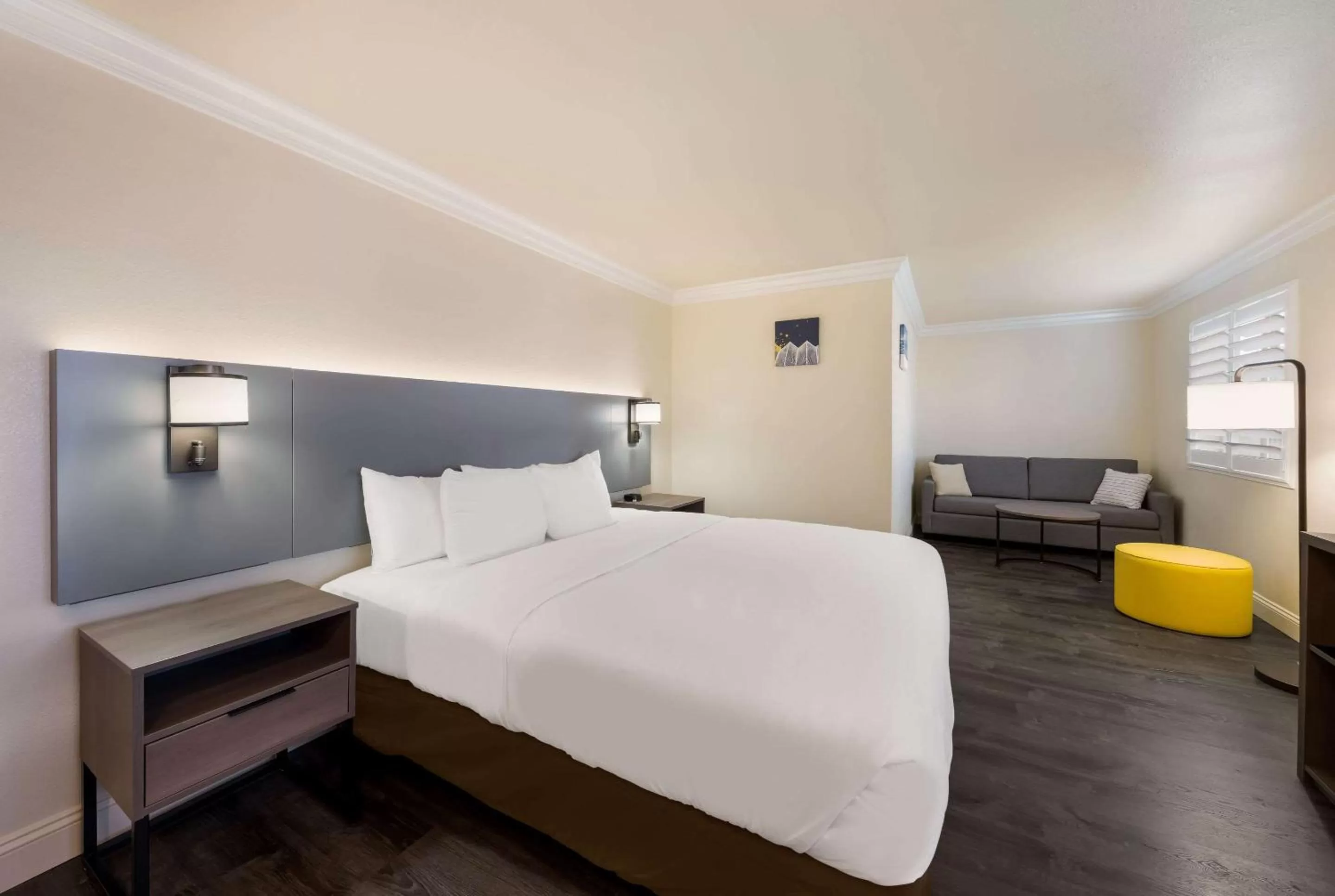 Bedroom, Bed in Comfort Inn Gilroy