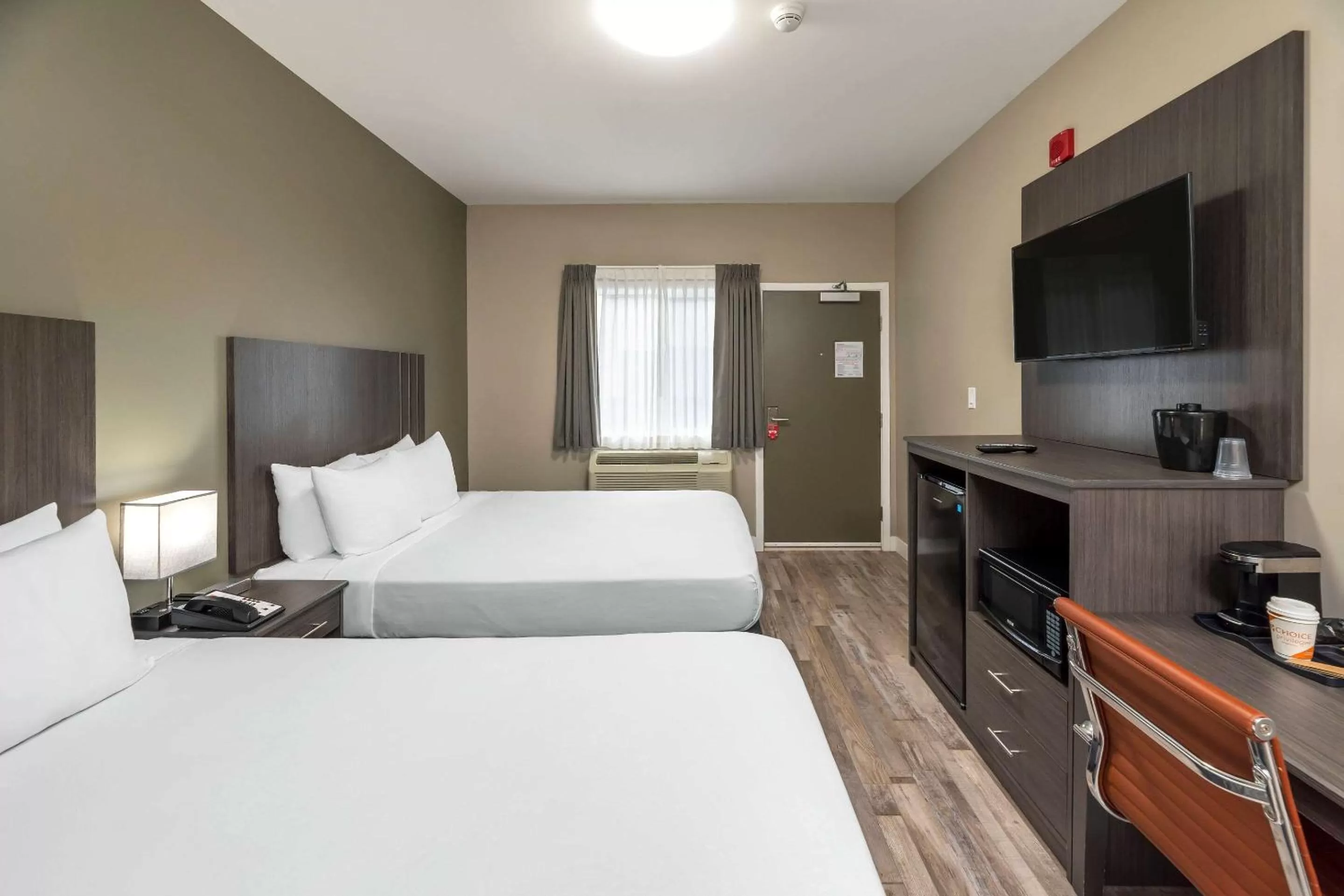 Bedroom, Bed in Econo Lodge