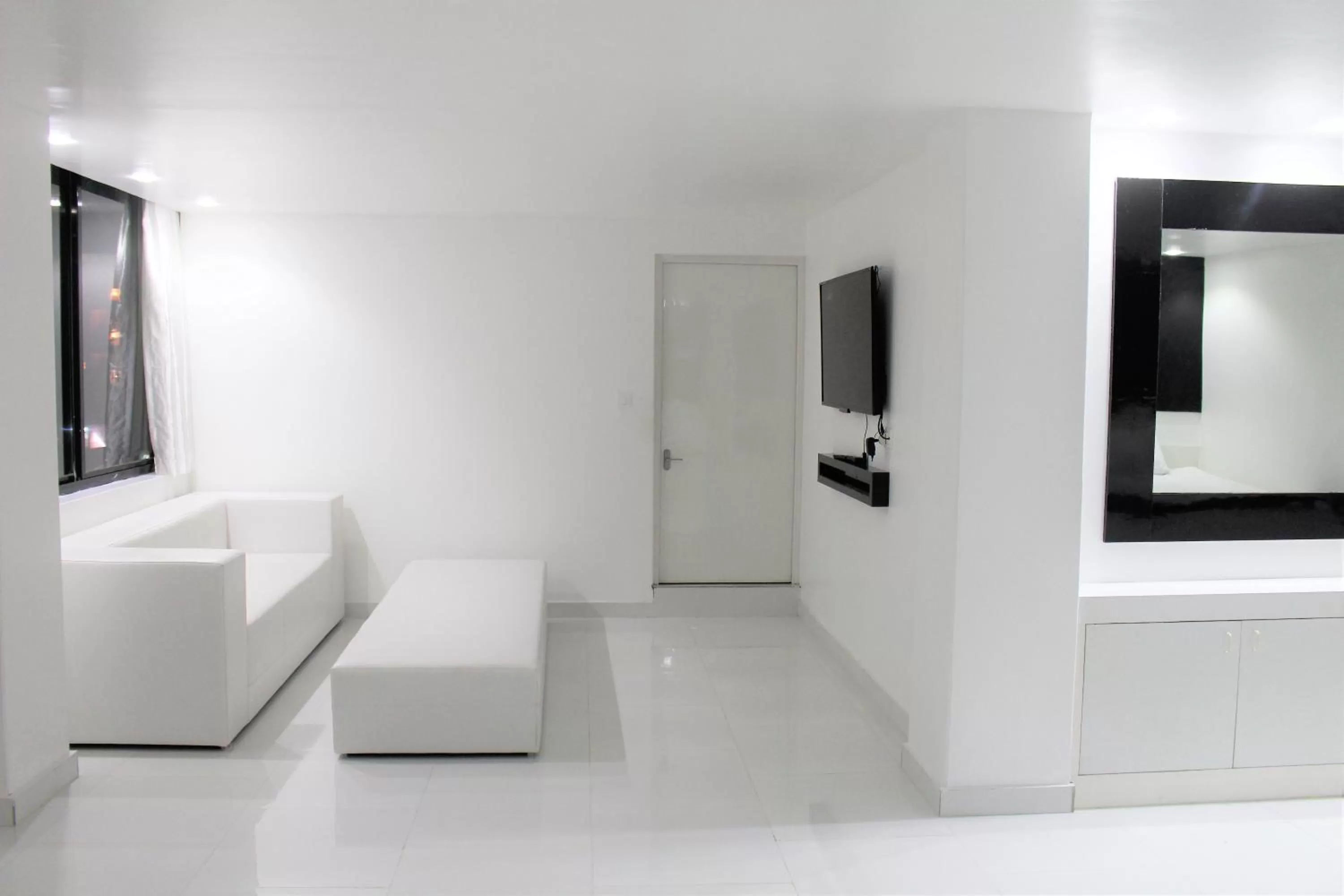 Seating area, TV/Entertainment Center in Hotel Hulk