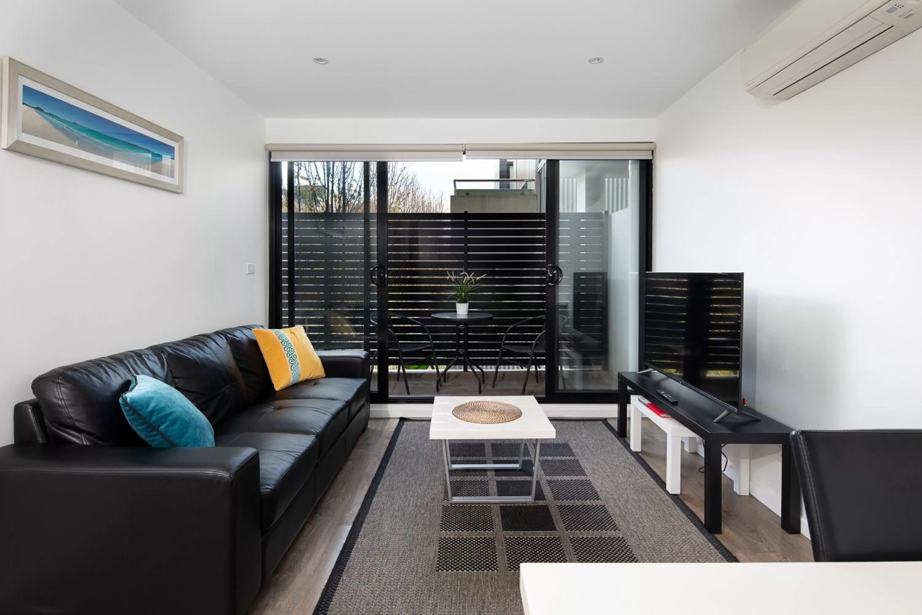 TV and multimedia in RNR Serviced Apartments North Melbourne