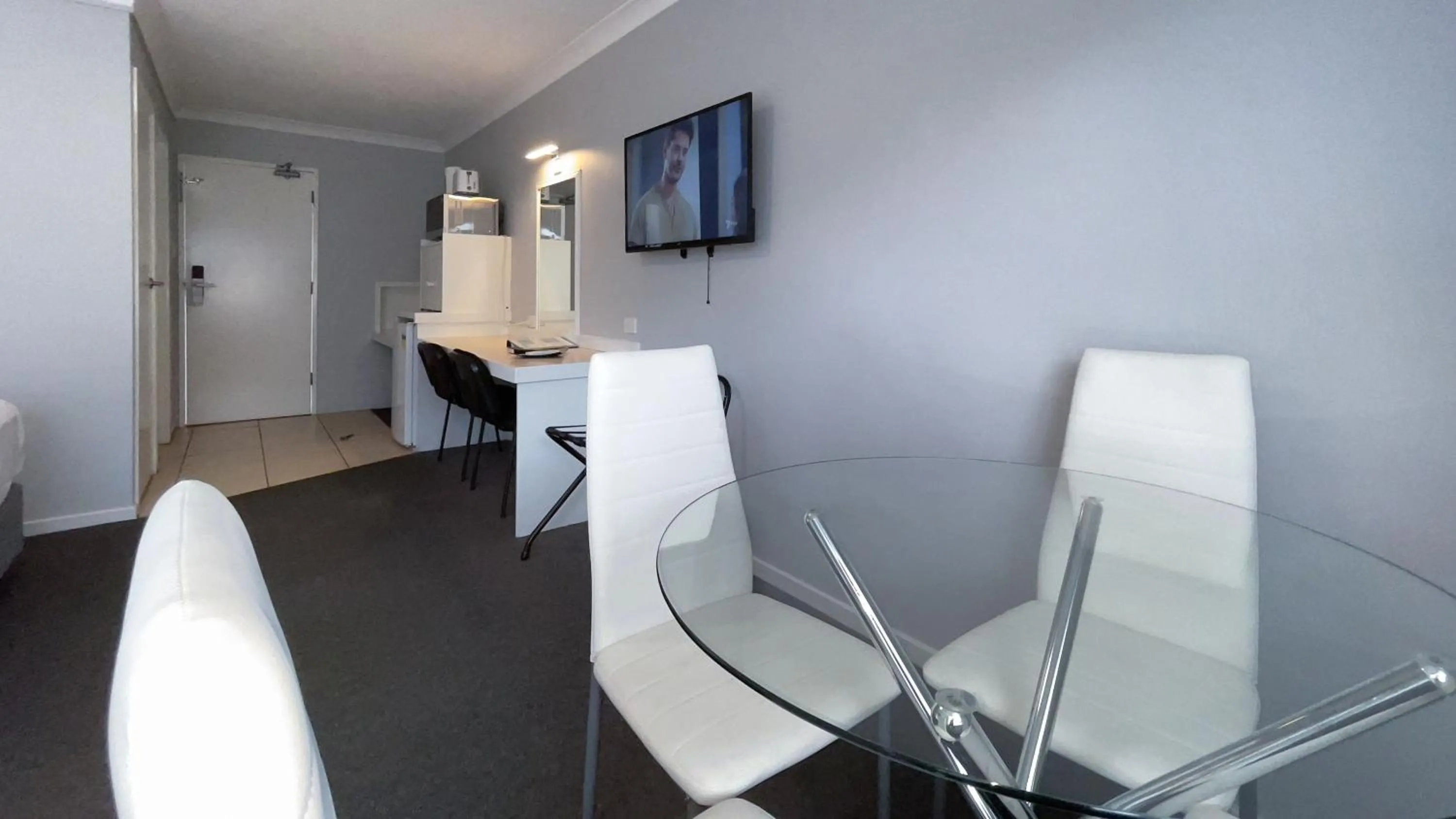 Communal lounge/ TV room in Marco Polo Motor Inn Taree