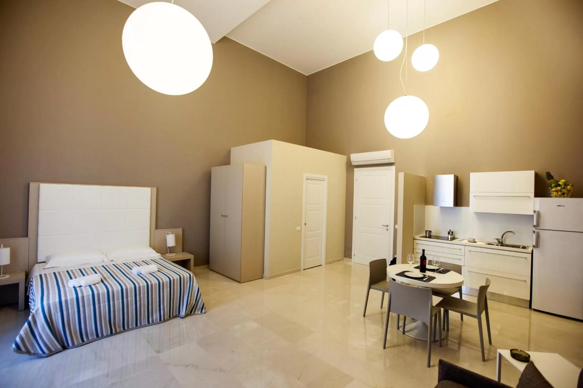 Kitchen or kitchenette, Bed in Central Gallery Rooms- Palazzo D'Ali' Staiti XIX