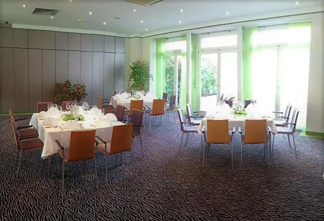Restaurant/places to eat in Hotel Ambiente Walldorf
