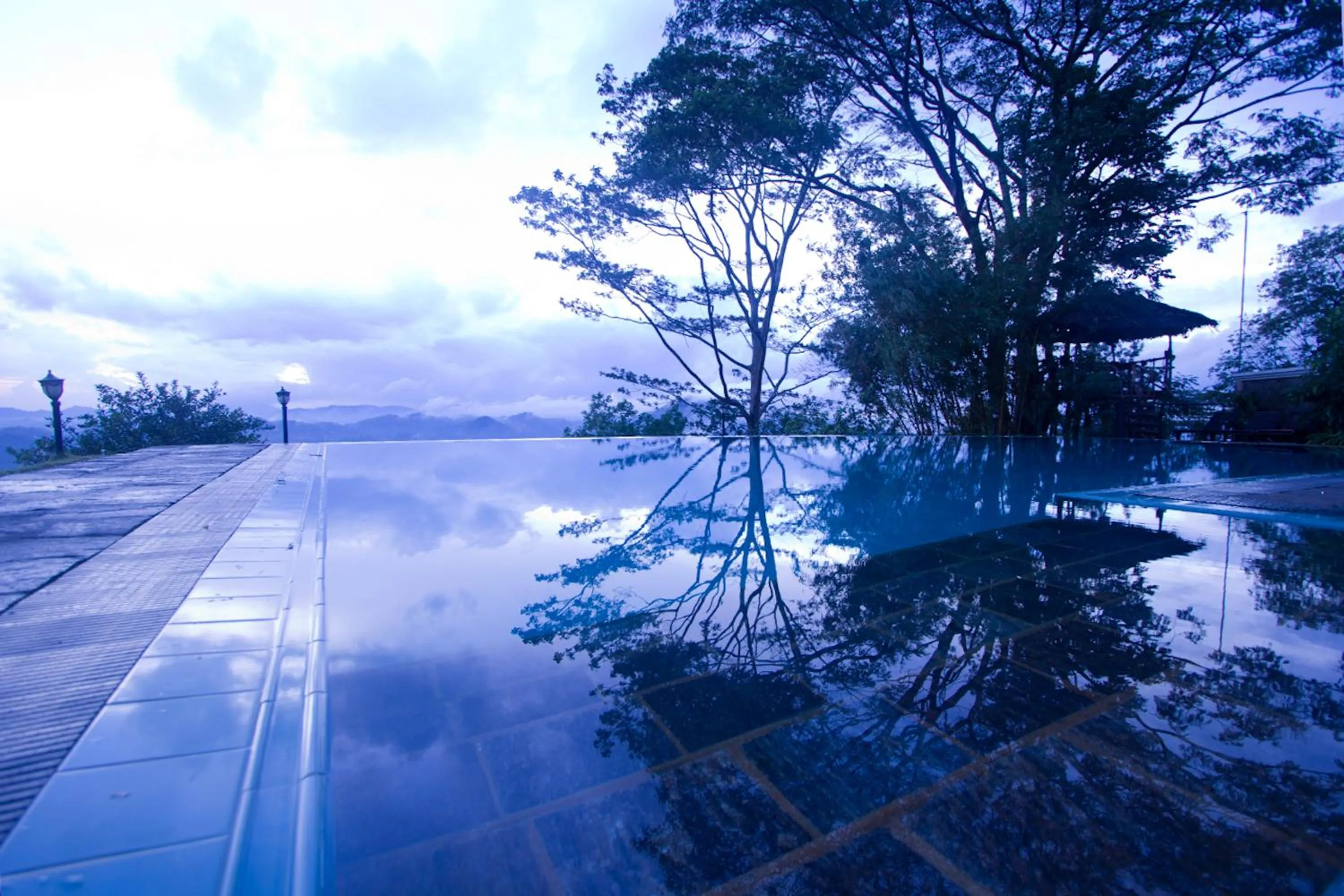 Swimming pool in Randholee Resort & Spa