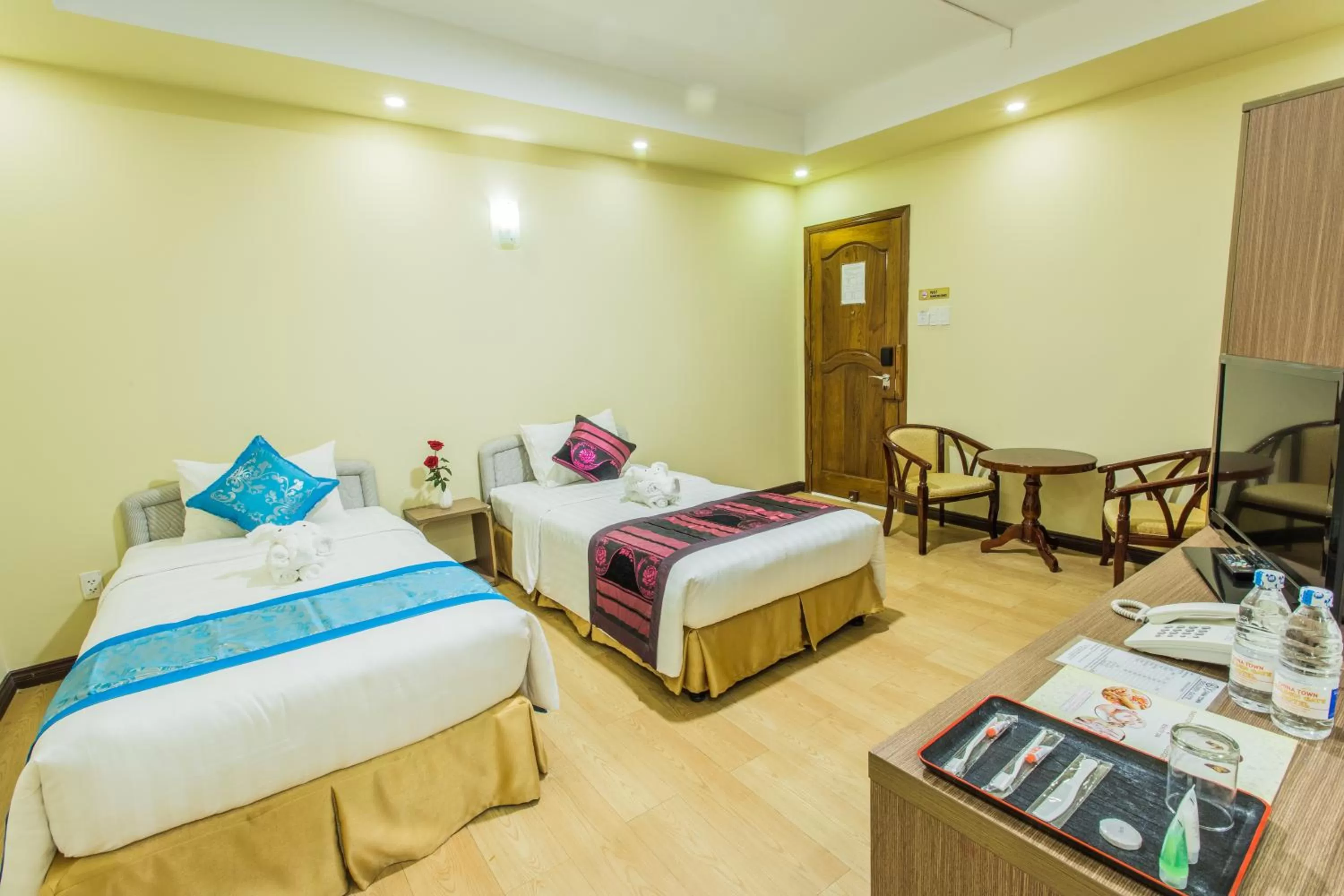 Bathroom, Bed in Golden Gate China Town Hotel