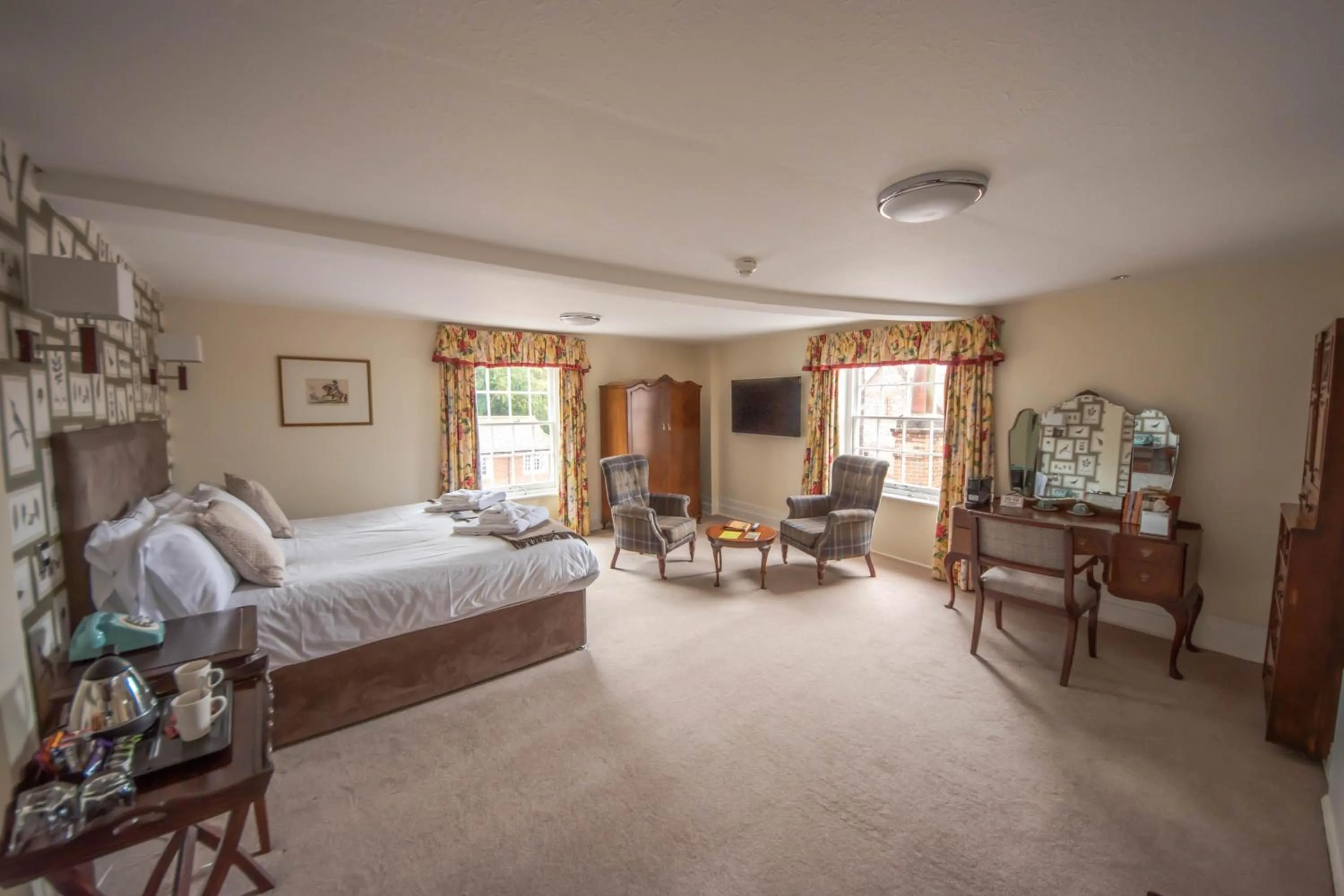 Photo of the whole room, Bed in Norfolk Arms Hotel