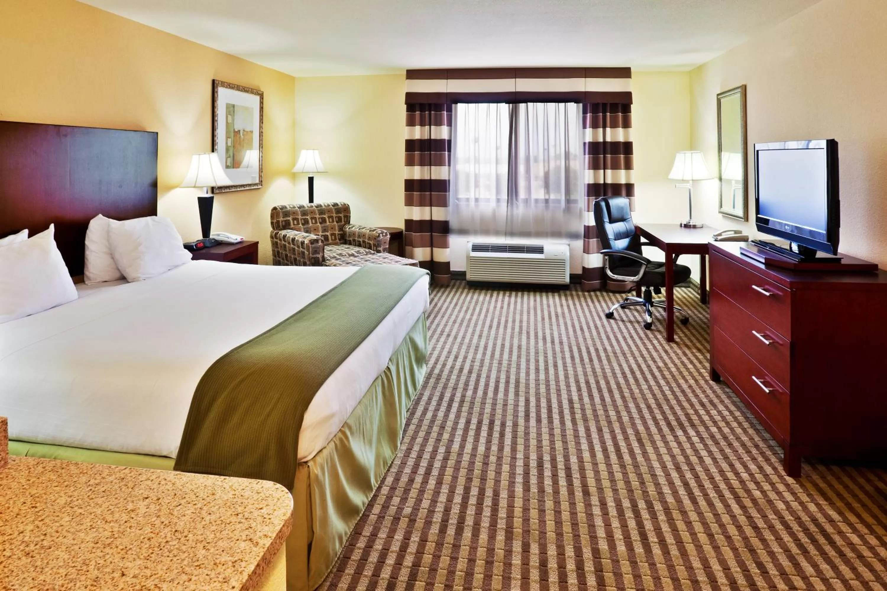Photo of the whole room, Bed in Holiday Inn Express Ponca City by IHG